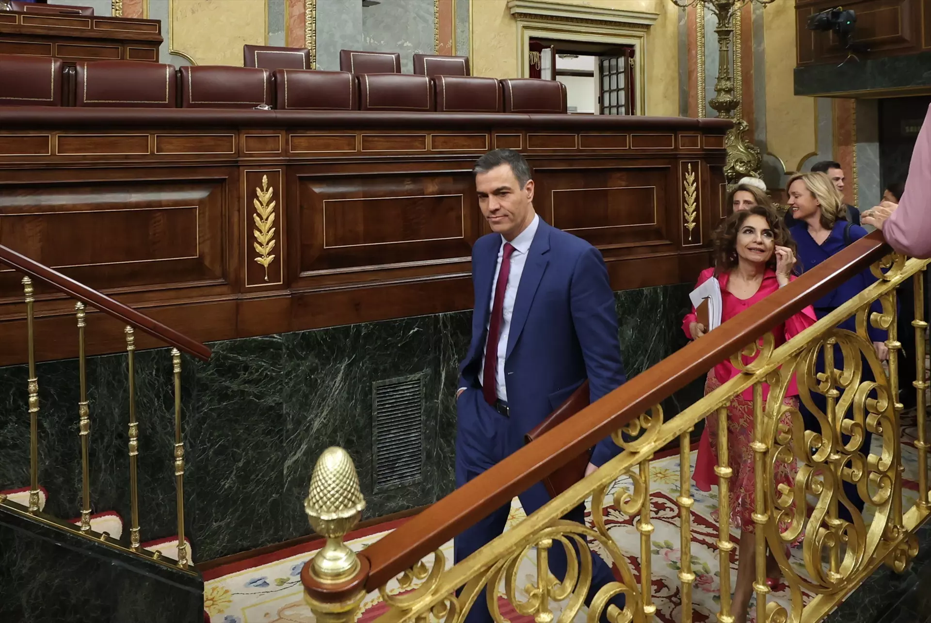 El presidente del Gobierno, Pedro Sánchez, y la vicepresidenta primera y ministra de Hacienda, María Jesús Montero, a su llegada a una sesión de control al Gobierno, en el Congreso de los Diputados, a 24 de abril de 2024,. — Jesús Hellín / Europa Press