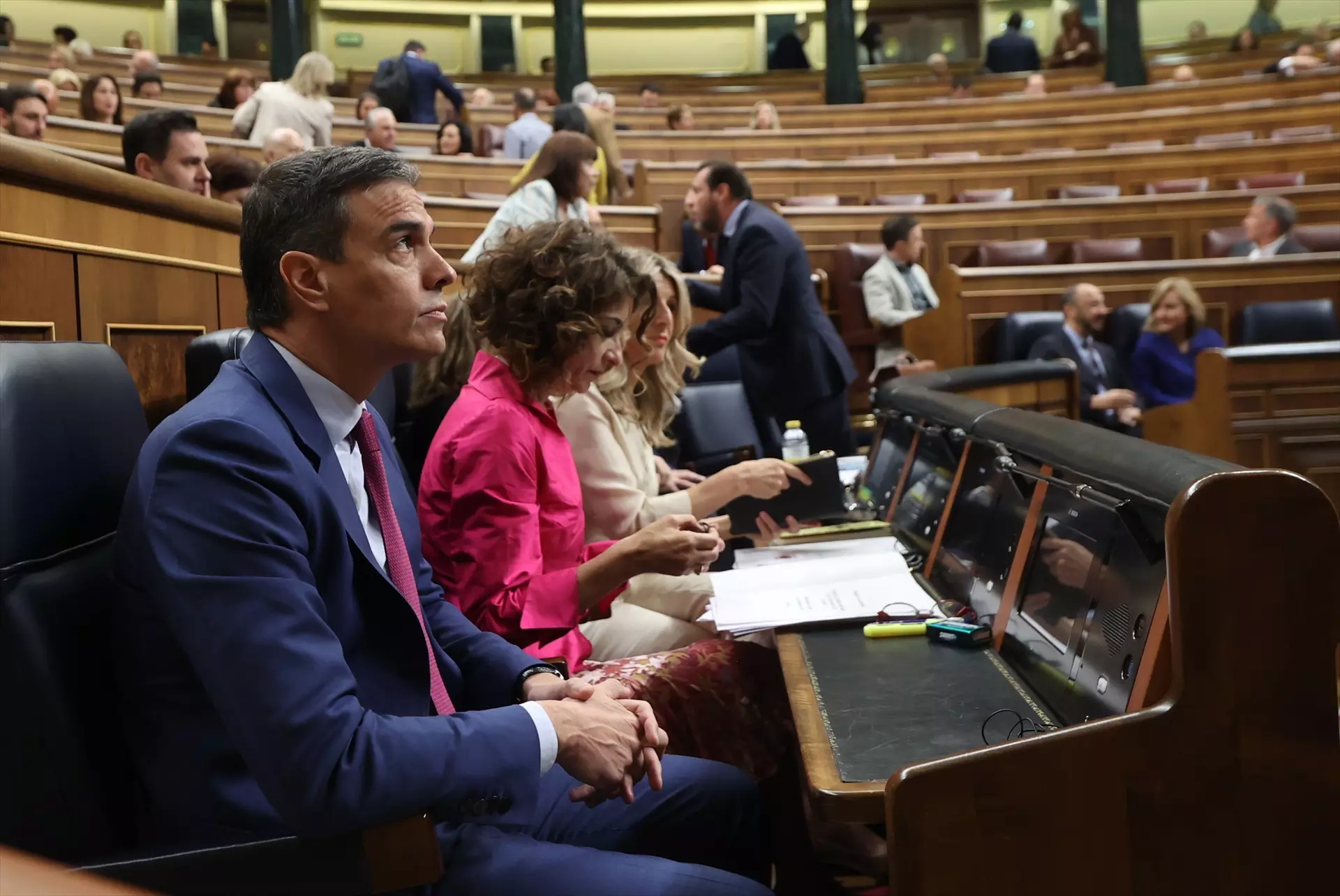 El presidente del Gobierno, Pedro Sánchez; la vicepresidenta primera y ministra de Hacienda, María Jesús Montero, y la vicepresidenta segunda y ministra de Trabajo y Economía Social, Yolanda Díaz, durante una sesión de control al Gobierno, en el Congreso de los Diputados, a 24 de abril de 2024. — Jesús Hellín / Europa Press