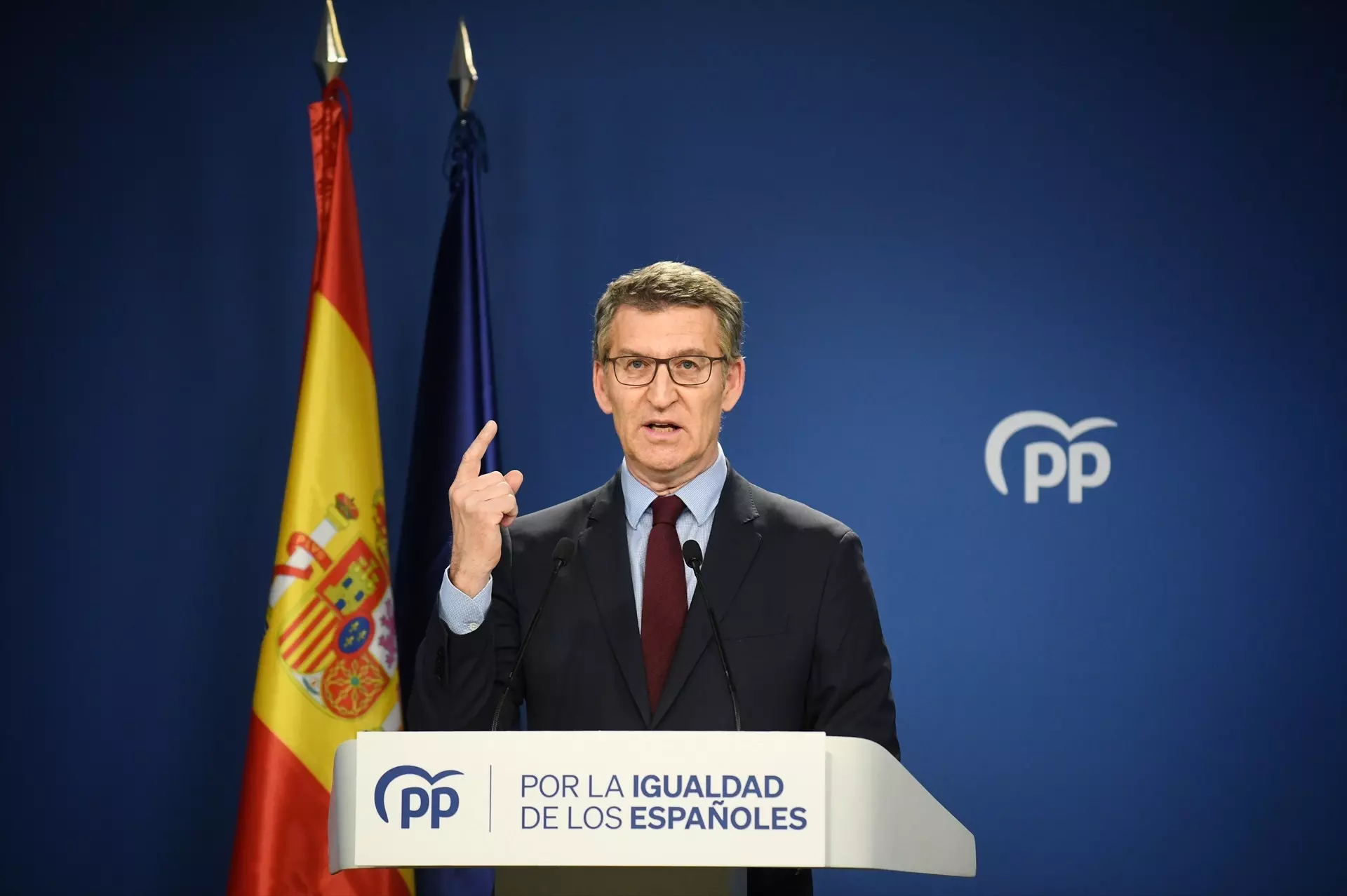 El presidente del PP, Alberto Núñez Feijóo, durante una rueda de prensa en la sede del partido, este jueves. — Fernando Sánchez / Europa Press