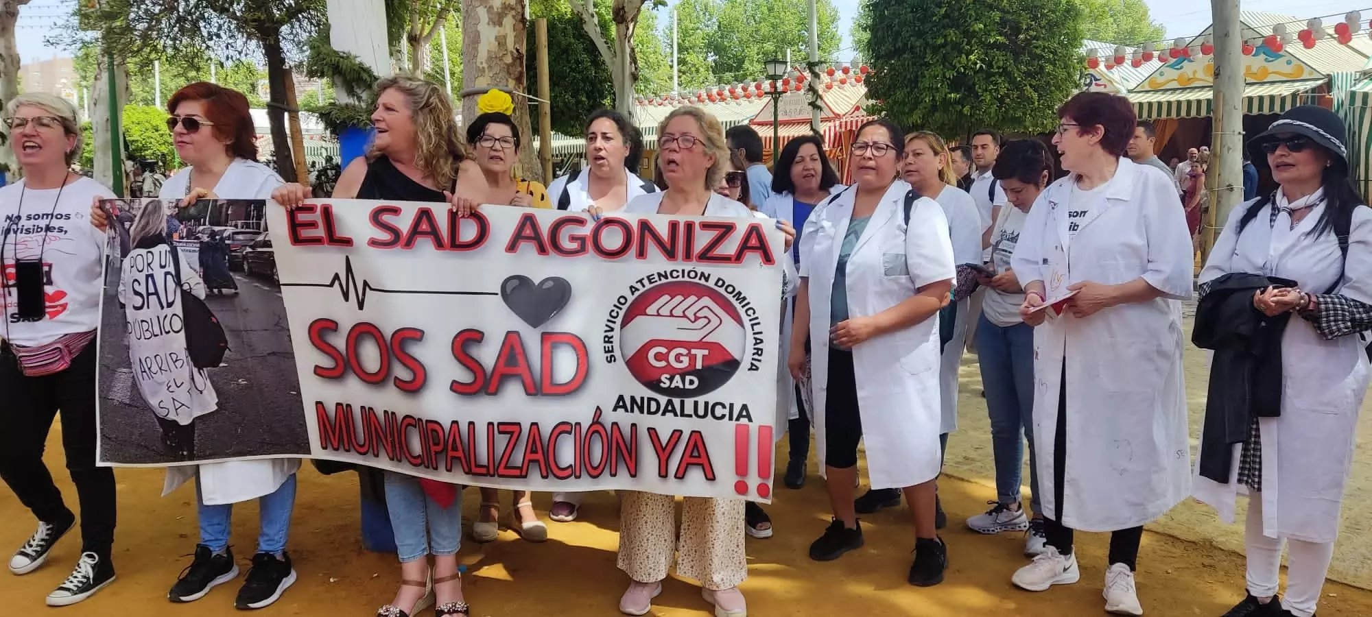 Empleadas de ayuda a domicilio llevan un mes acampadas frente al Ayuntamiento de Sevilla