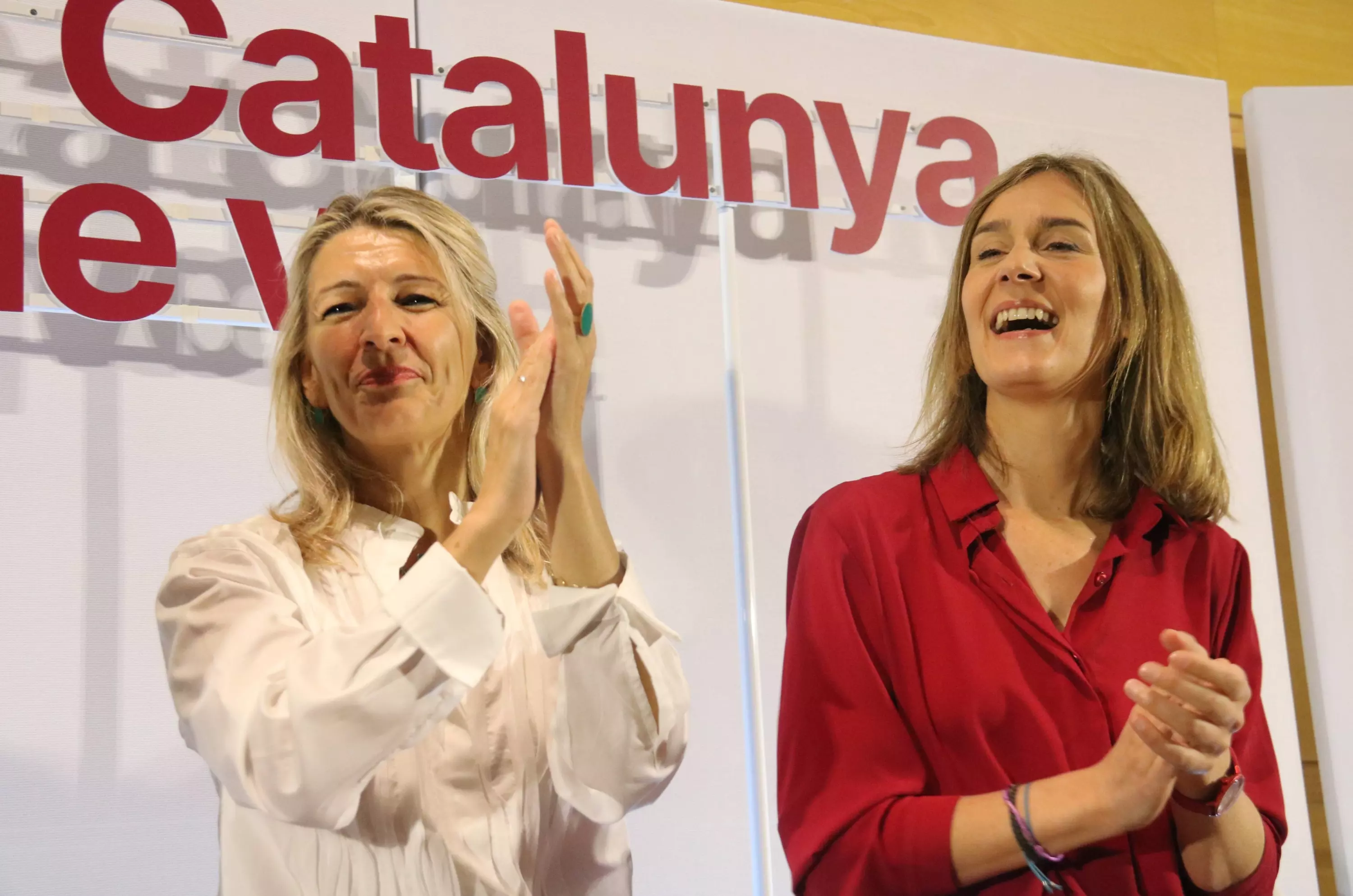La vicepresidenta del Gobierno español, Yolanda Diaz, con la candidata de Comuns Sumar a la Generalitat, Jéssica Albiach, durante un acto de campaña. Imagen de archivo. — Gerard Artigas / ANC