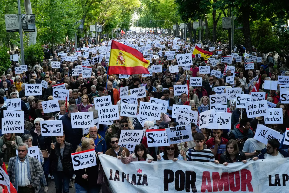 Marcha a favor de Pedro Sánchez en Madrid, bajo el lema "Por amor a la democracia". — Borja Sánchez-Trillo (EFE)
