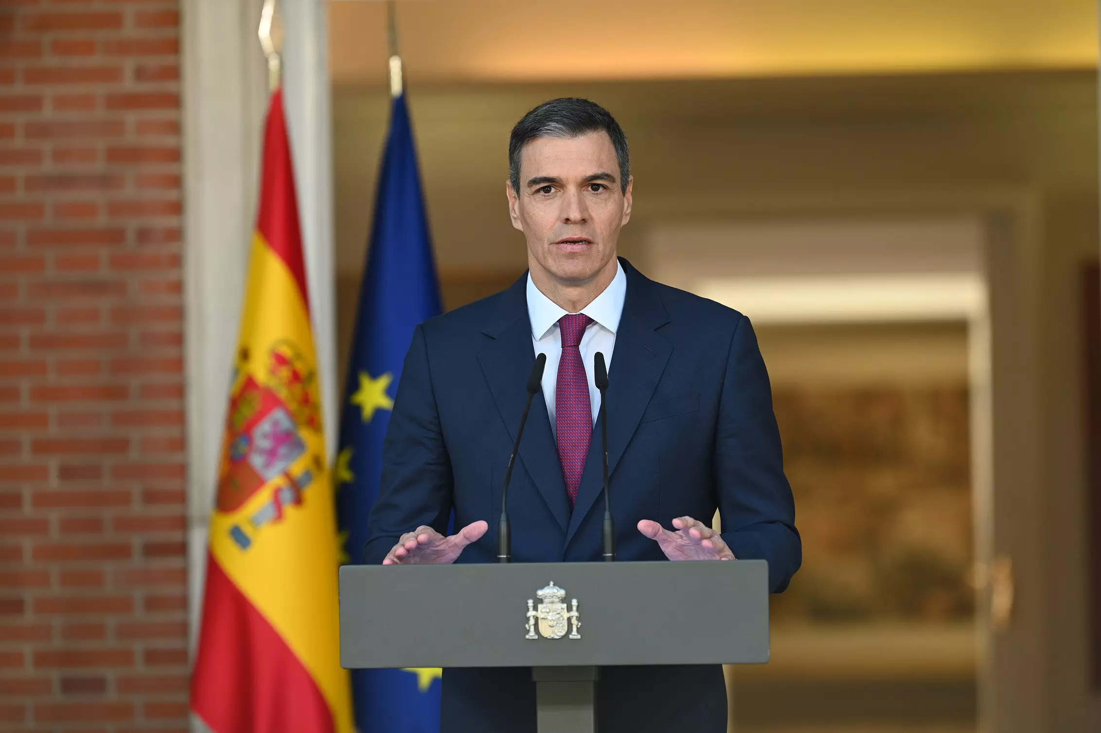 El presidente del Gobierno, Pedro Sánchez, este lunes durante su comparecencia en Moncloa para anunciar que continuará en su cargo. — Borja Puig de la Bellacasa / Moncloa