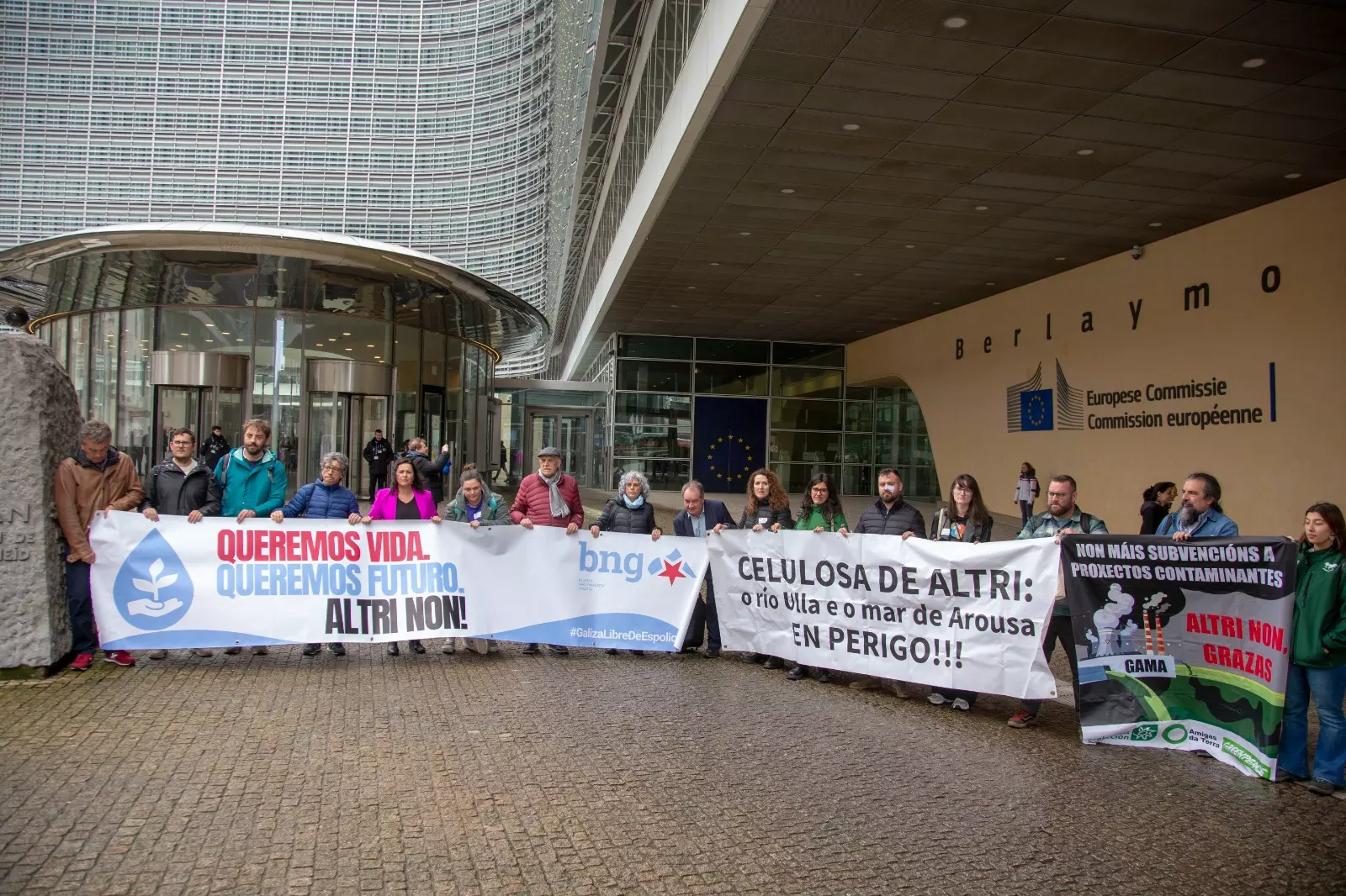 Concentración de los afectados por la factoría de Altri frente a la sede de la Comisión Europea en Bruselas el pasado 16 de abril. — Delmi Álvarez