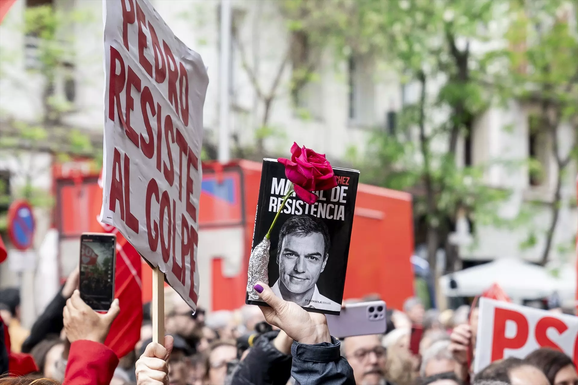 Una persona sujeta un cartel durante una concentración en la calle de Ferraz en apoyo al presidente del Gobierno, Pedro Sánchez, en la sede del PSOE, a 27 de abril de 2024. — A.Pérez Meca / Europa Press