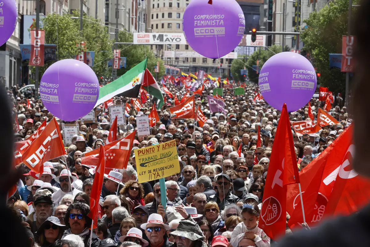 Manifestación convocada por los dos grandes sindicatos, CCOO y UGT, este miércoles en Madrid, en un Primero de Mayo que tiene como lema 'Por el pleno empleo: reducir jornada, mejorar salarios'. — Fernando Alvarado / EFE