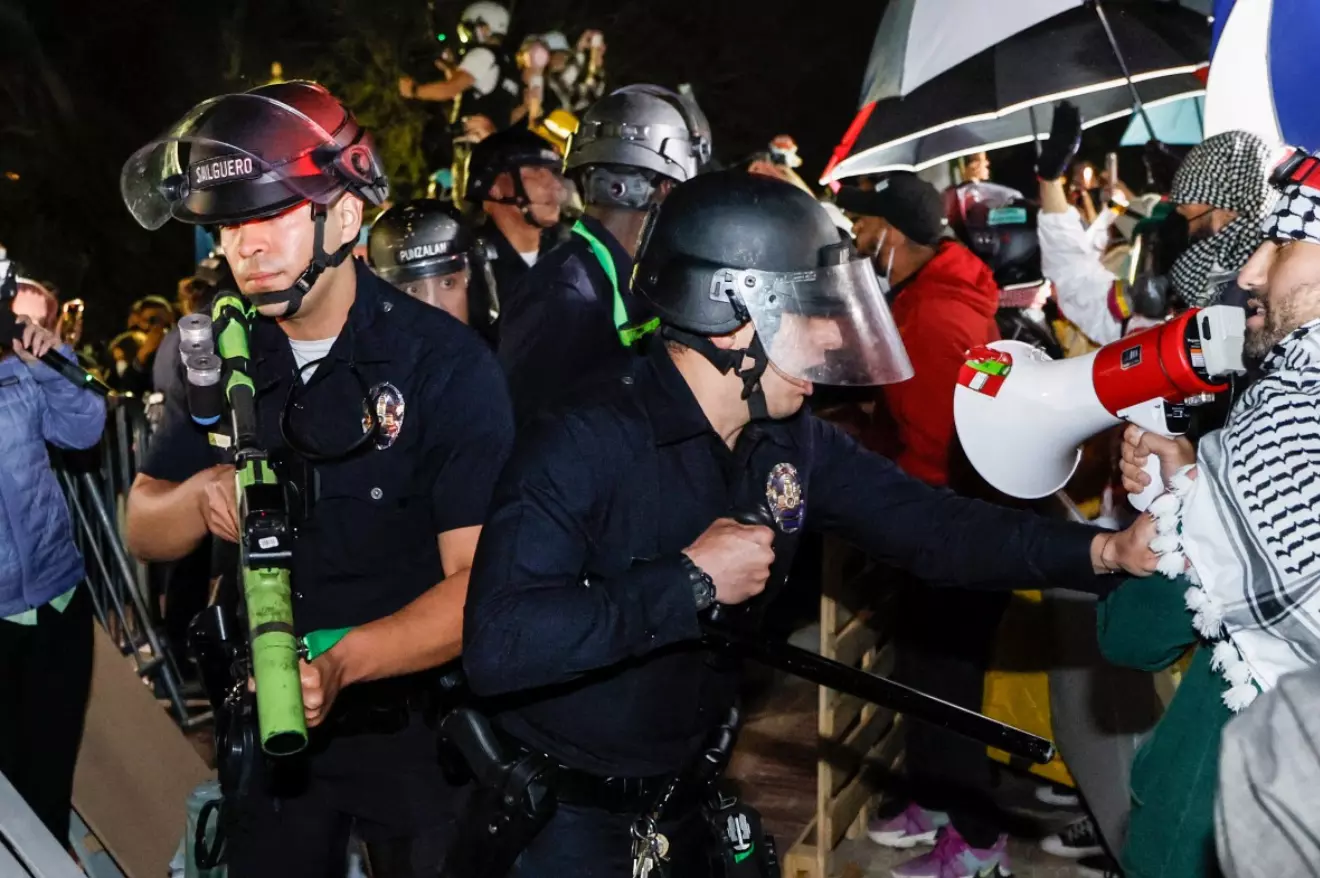 La Policía accede a la Universidad de California para disolver las protestas propalestinas. — Etienne Laurent / AFP
