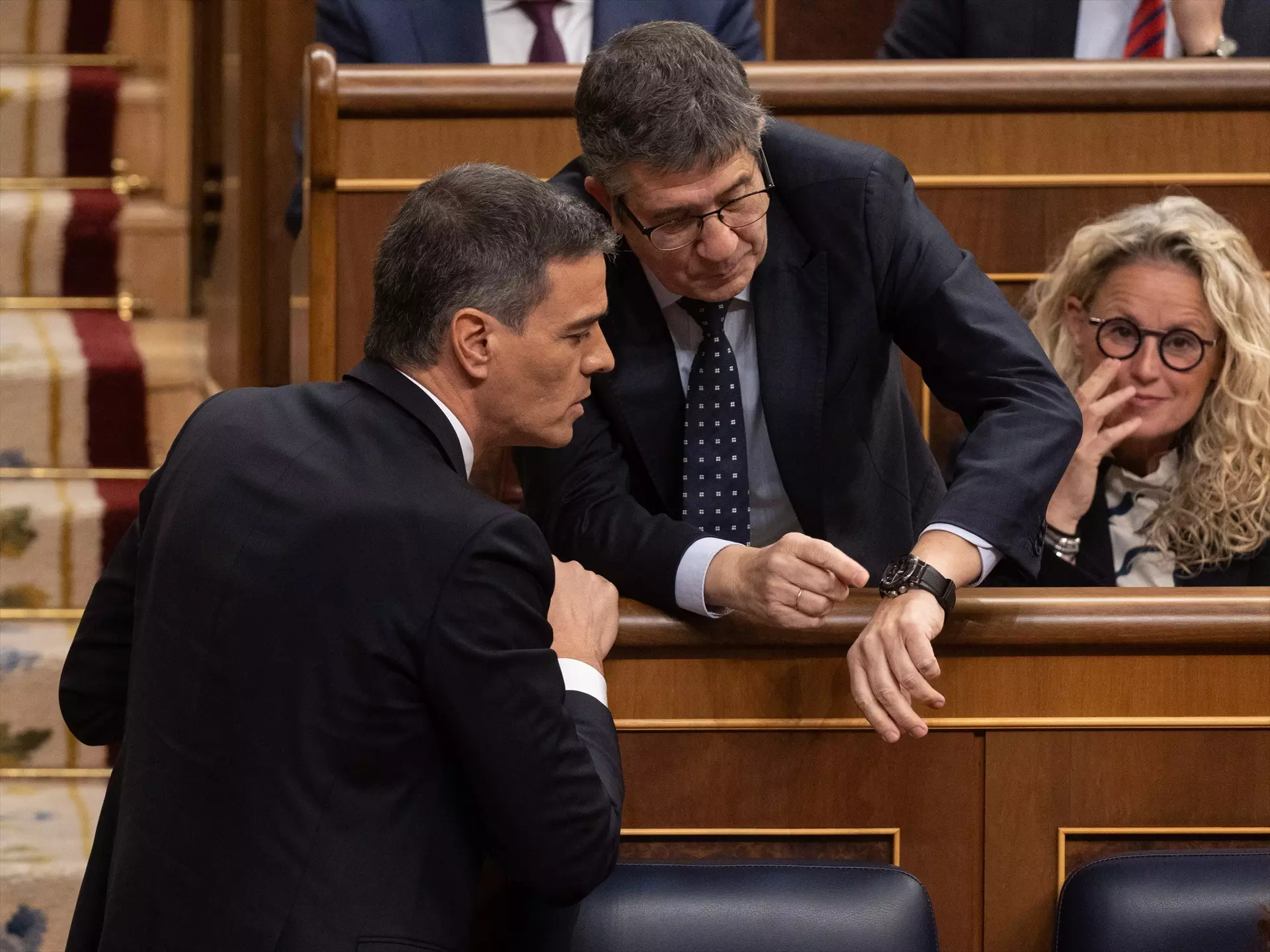 Pedro Sánchez, presidente del Gobierno, y Patxi López, portavoz del PSOE en el Congreso, durante una sesión plenaria el 10 de abril. — Eduardo Parra / Europa Press