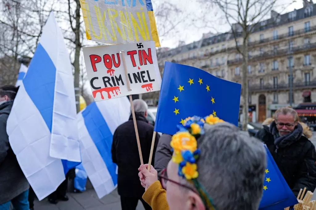Cientos de personas se manifestaron en París por el aniversario del inicio de la guerra en Ucrania, bajo el lema 'Vladimir Putin es un criminal', a 24 de febrero de 2024. — Benoit Pavan / Hans Lucas / AFP