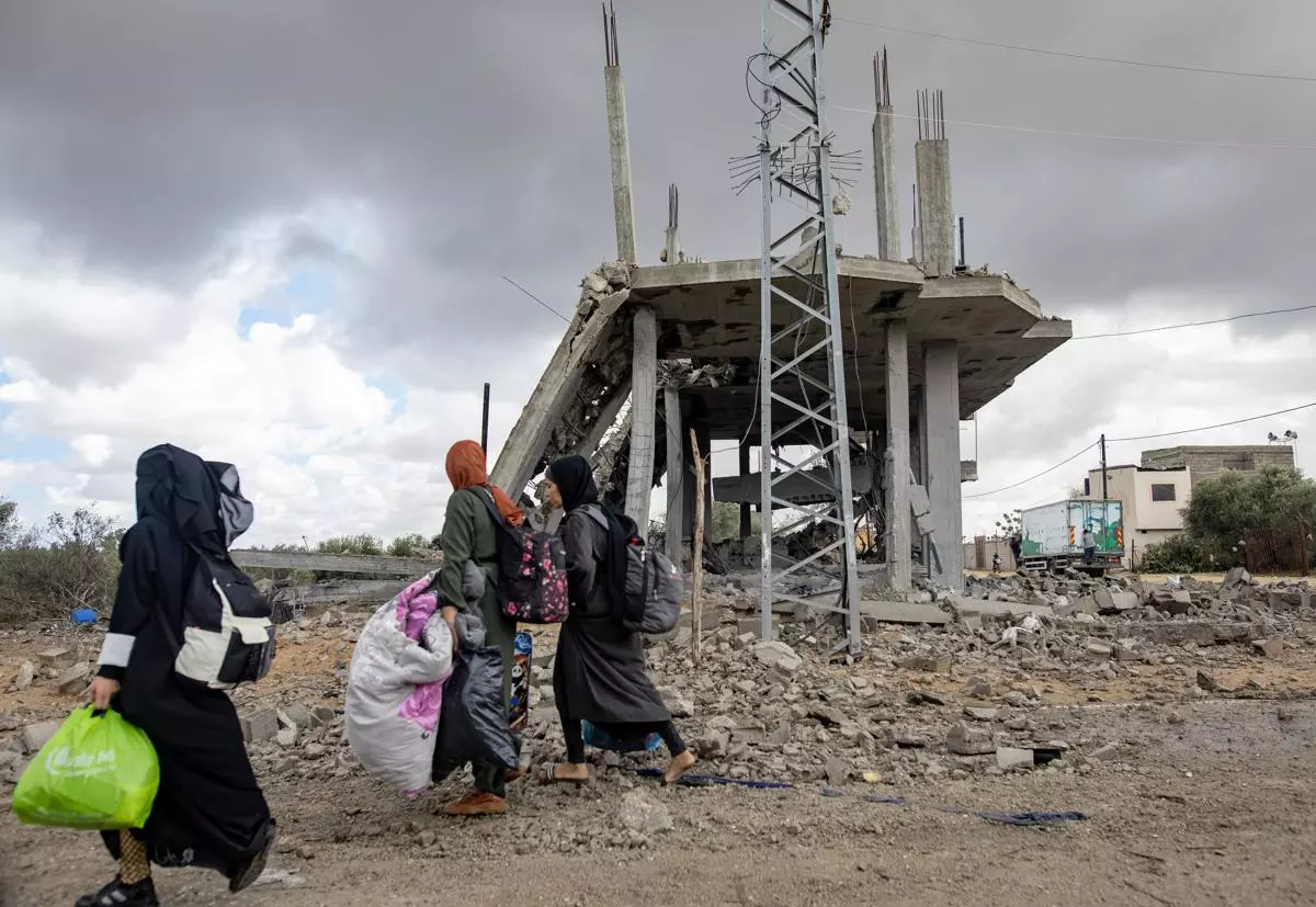 Mujeres palestinas abandonan Rafah después de la orden de evacuación israelí. — Haitham Imad (EFE)