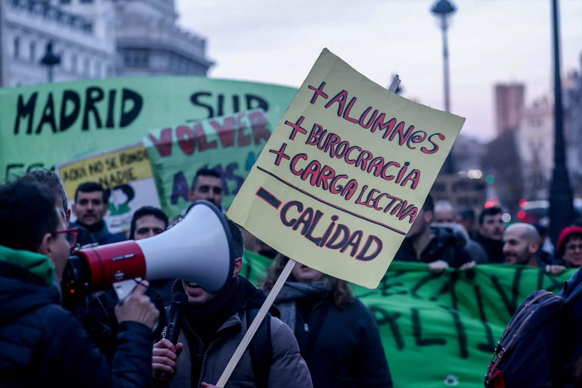 Dos personas sostienen un cartel durante una manifestación por una educación pública y de calidad, a 27 de febrero de 2024, en Madrid. — Ricardo Rubio / Europa Press