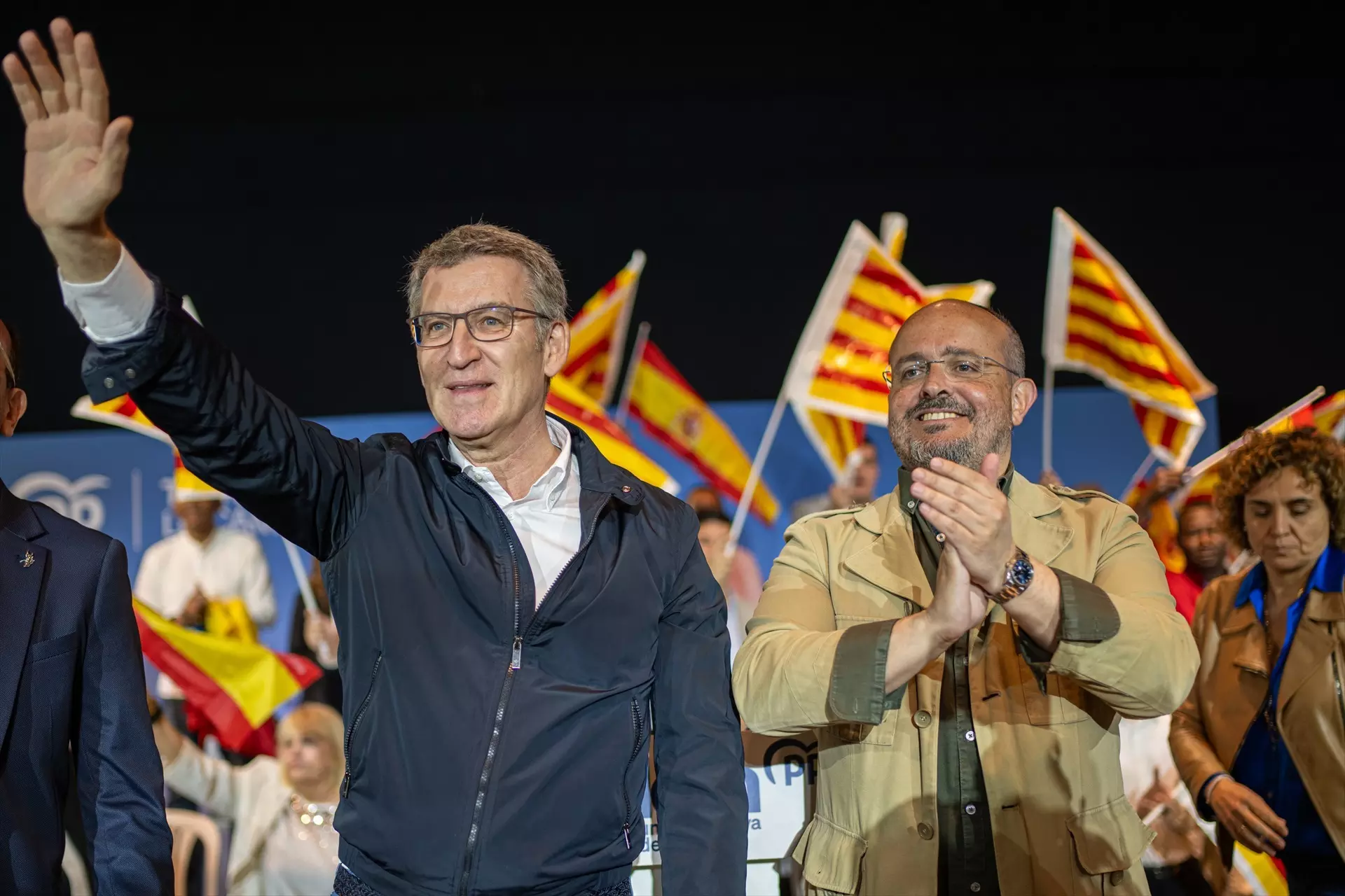 El presidente del Partido Popular, Alberto Núñez Feijóo, y, el presidente del PP en Catalunya, Alejandro Fernández. — Lorena Sopêna / Europa Press