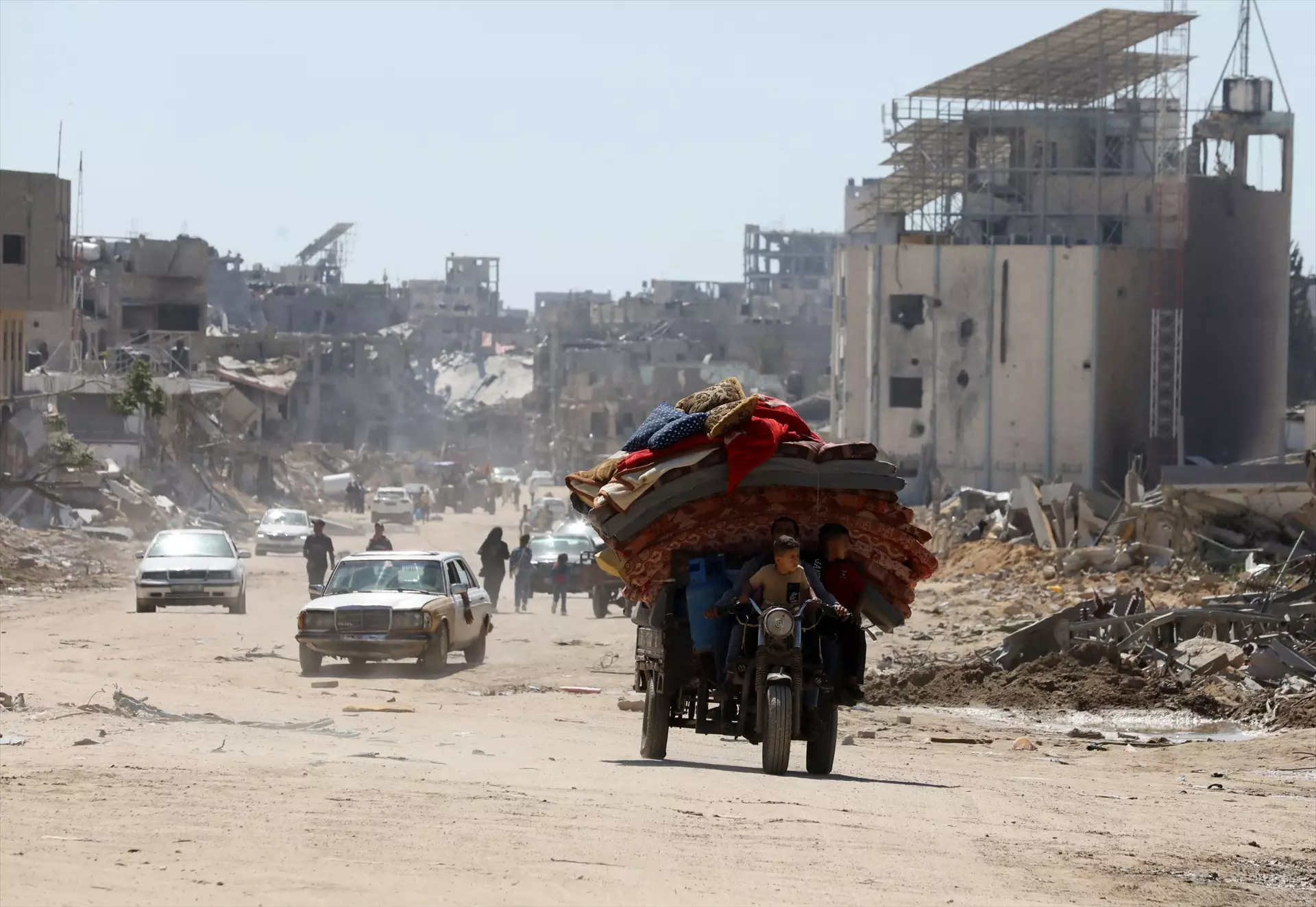 Palestinos llegan a Khan Yunis después de huir de Rafah, a 7 de mayo de 2024. — Omar Naaman / Europa Press