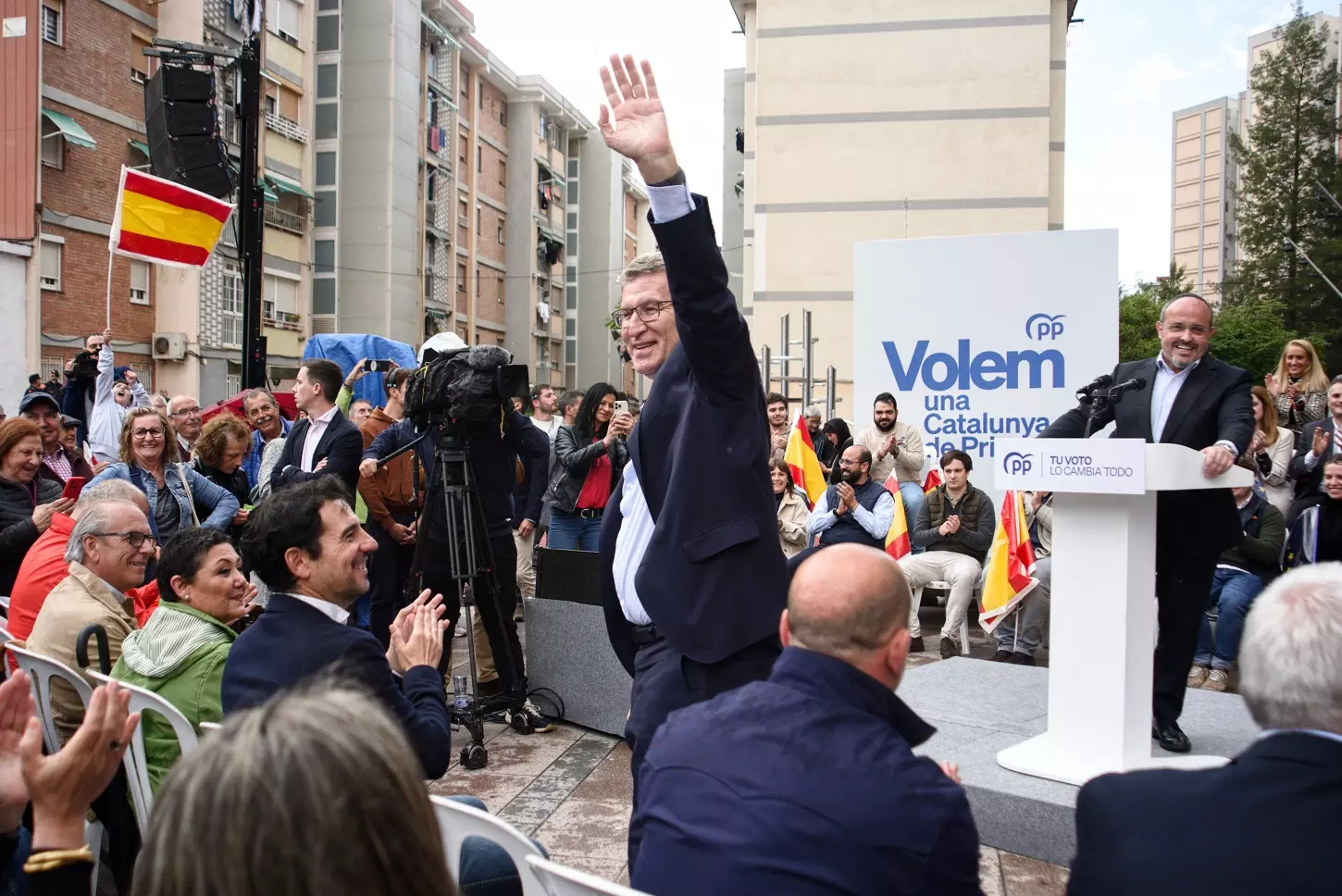 El presidente del PP, Alberto Núñez Feijóo, con su candidato en las elecciones catalanas, Alejandro Fernánde, en un mitin en Cornellà de Llobregat (Barcelona). — Alberto Paredes / Europa Press