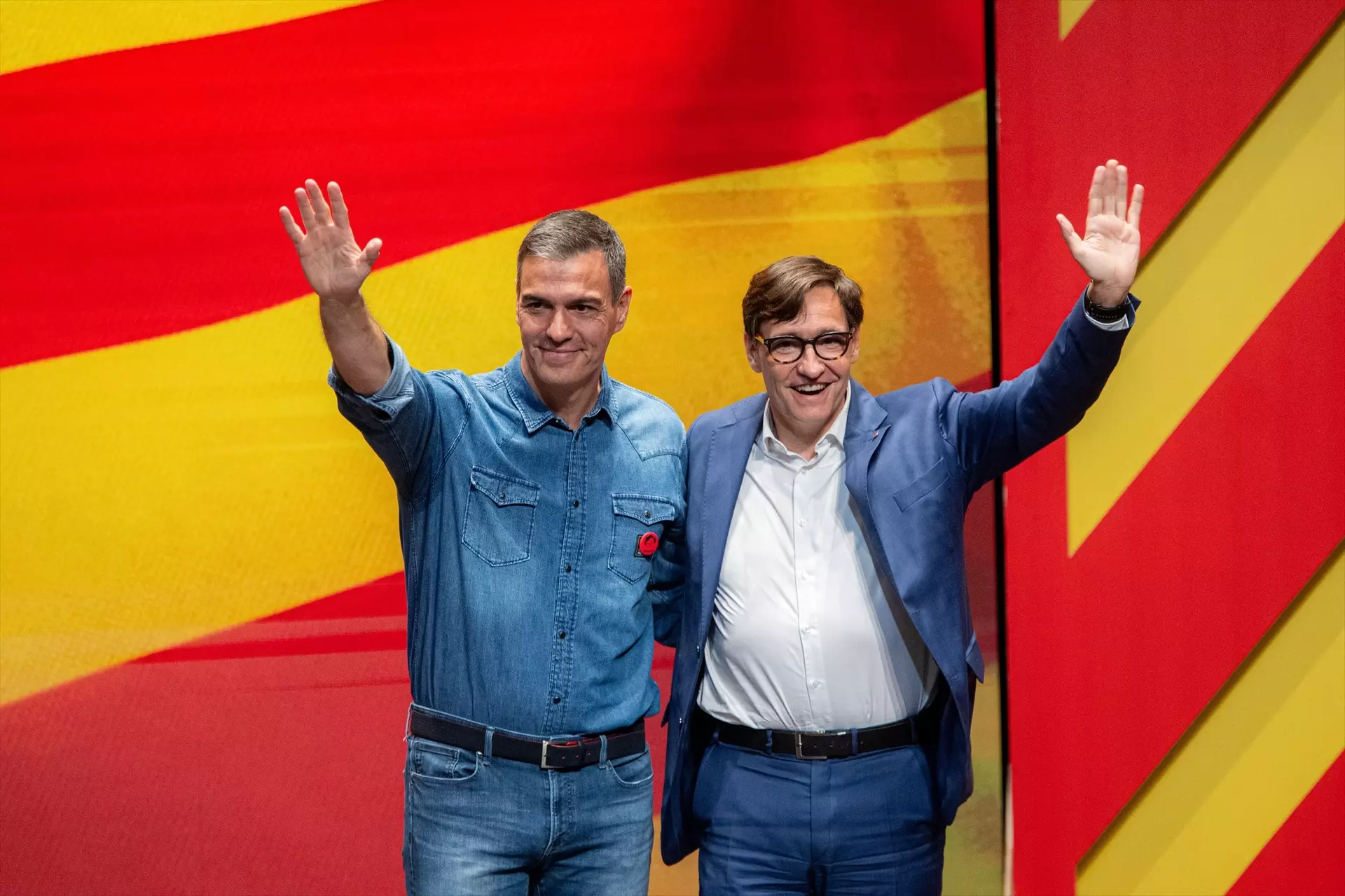 El presidente del Gobierno, Pedro Sánchez, y el candidato del PSC, Salvador Illa, durante un mitin del PSC en Vilanova i la Geltrú, a 9 de mayo de 2024. — Lorena Sopêna / Europa Press
