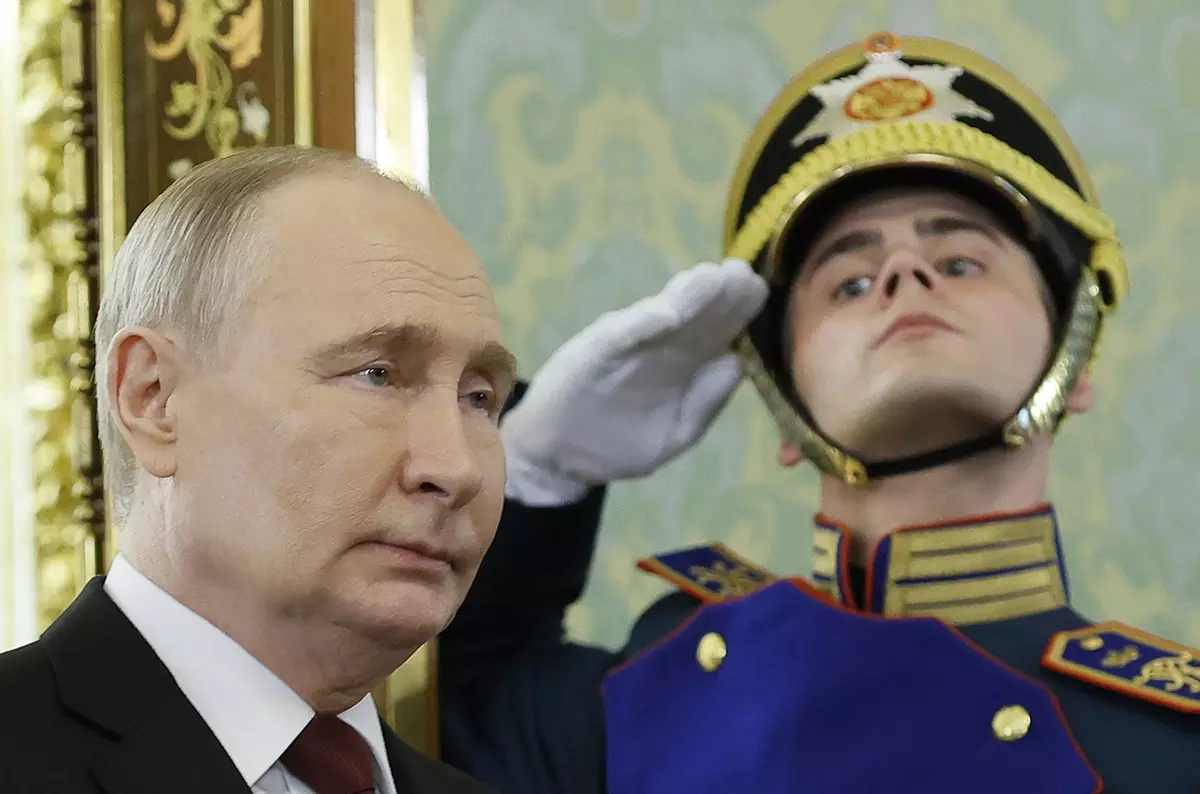 Vladimir Putin este jueves durante los actos de celebración del Día de la Victoria en Moscú. — Maximi Shev etov / EFE