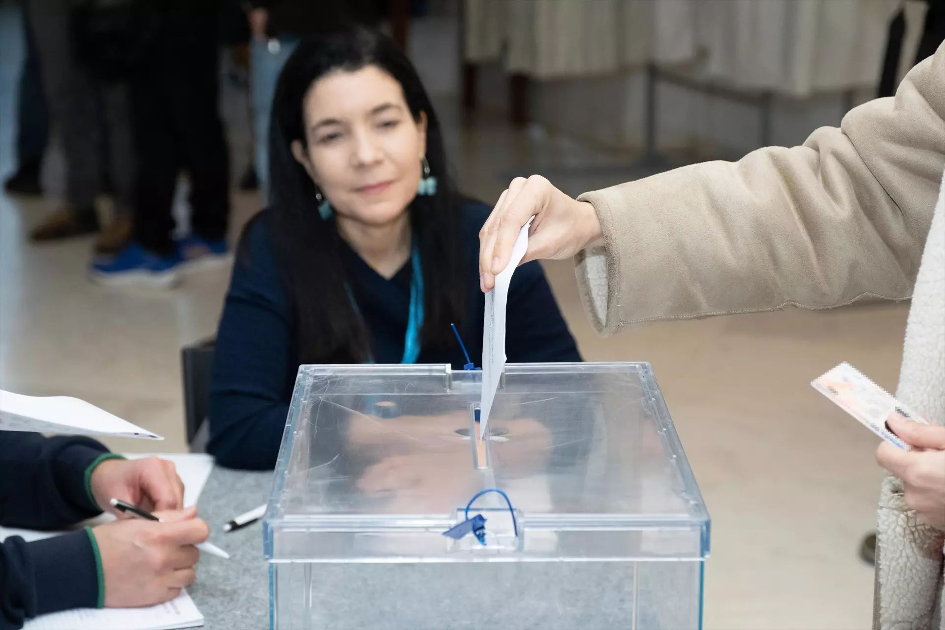 Imagen de archivo de una persona ejerciendo su derecho a voto, a 18 de febrero de 2024, en Santiago de Compostela, Galicia. — César Arxina / EP
