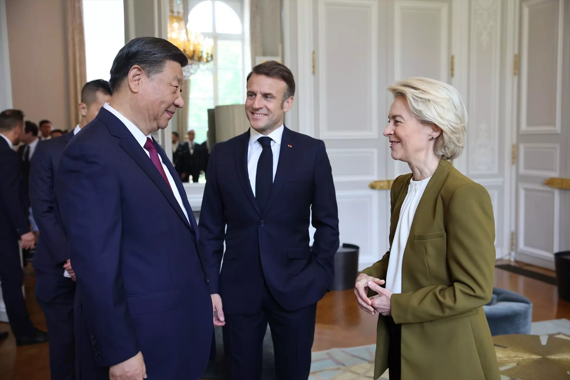 El presidente chino, Xi Jinping, el mandatario francés, Emmanuel Macron, y la presidenta de la Comisión Europea, Ursula von der Leyen, en París, a 8 de mayo de 2024. — Christophe Licoppe / European Comm / DPA / Europa Press