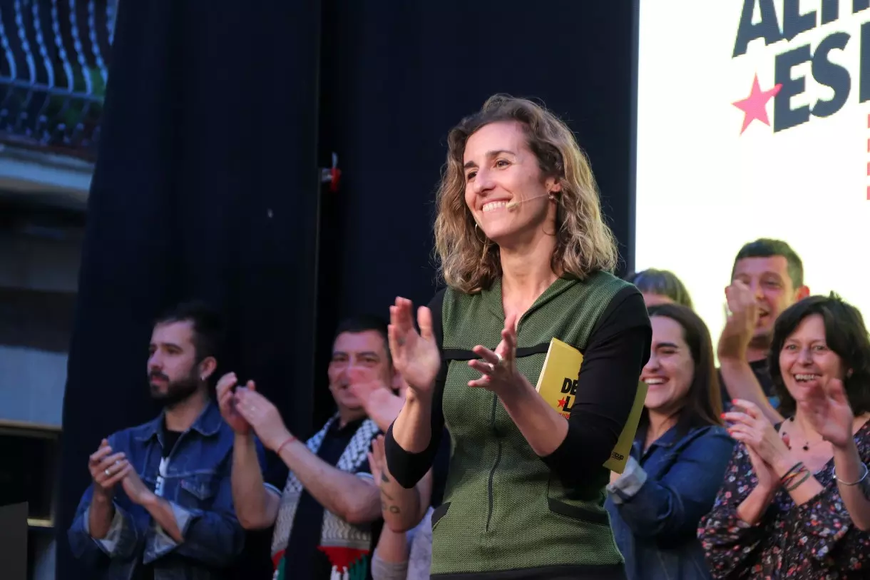 La cabeza de lista de la CUP, Laia Estrada, en el acto final de campaña, celebrado en Barcelona. — Maria Asmarat / ACN