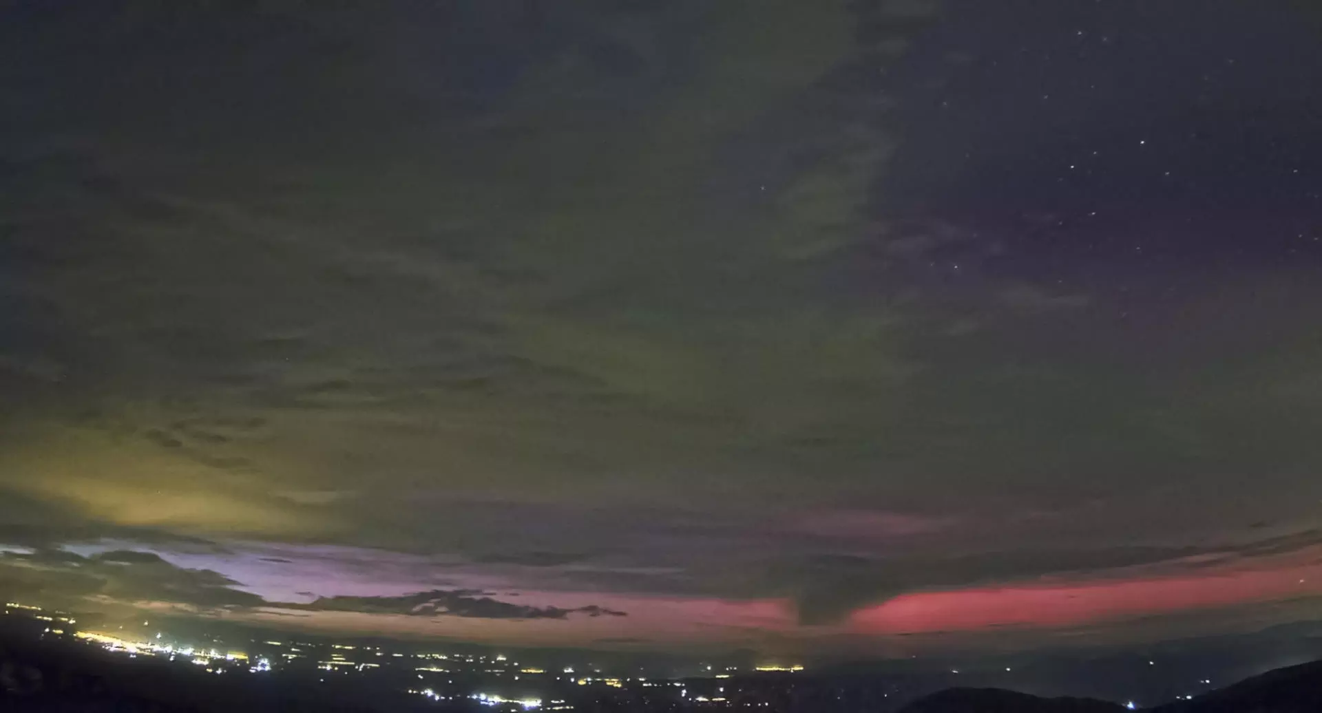 Una espectacular aurora boreal alumbra los cielos de España