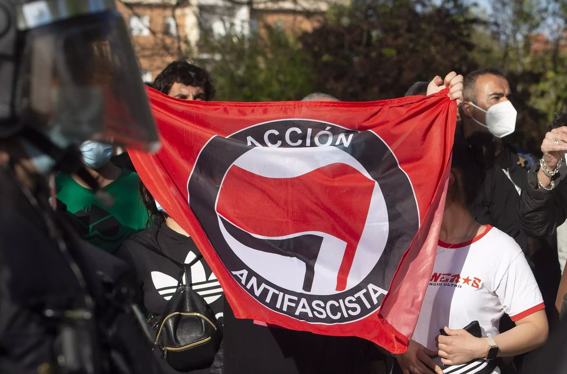 Varias personas participan en la concentración convocada en Vallecas contra Vox, a 7 de abril de 2021, en la Plaza de la Constitución de Vallecas, Madrid. — Alberto Ortega / Europa Press
