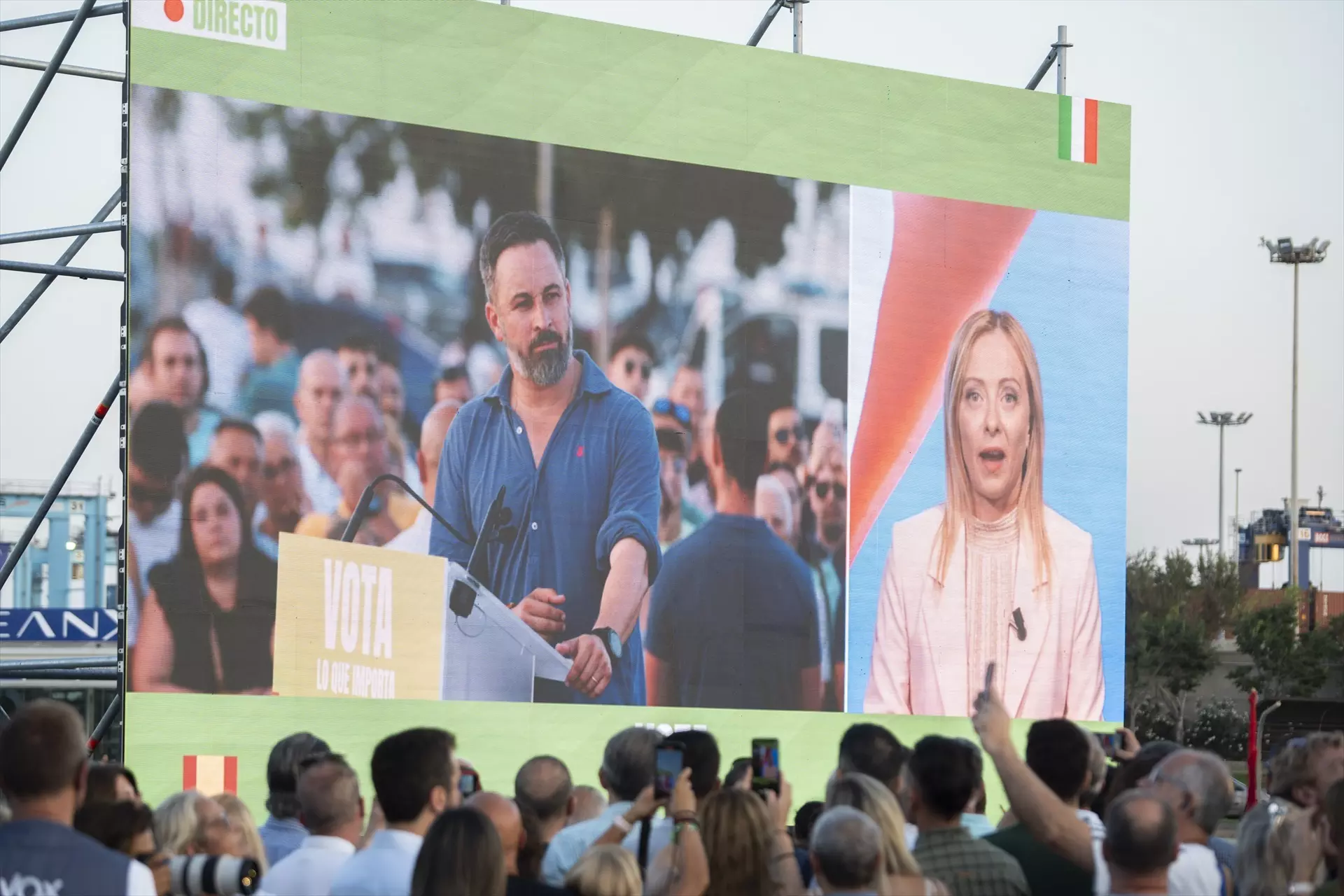 La presidenta del Consejo de Ministros de Italia, Giorgia Meloni, interviene de manera telemática durante un acto de Vox en la campaña para las generales del 23 de julio. — Jorge Gil / Europa Press