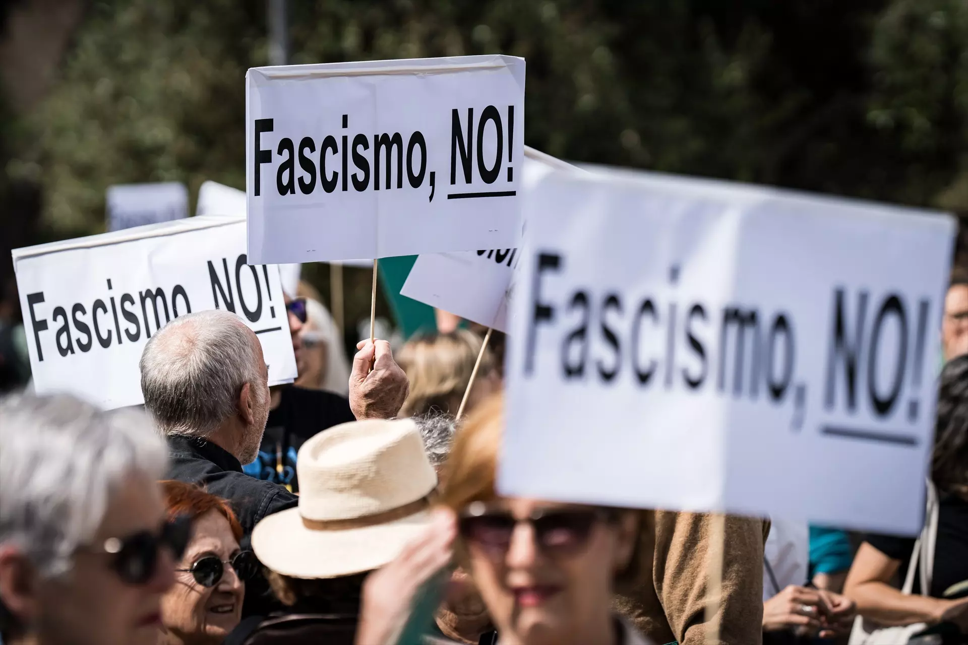 Cerca de mil personas salen a las calles de Madrid al grito de "todas a Colón contra el fascismo"