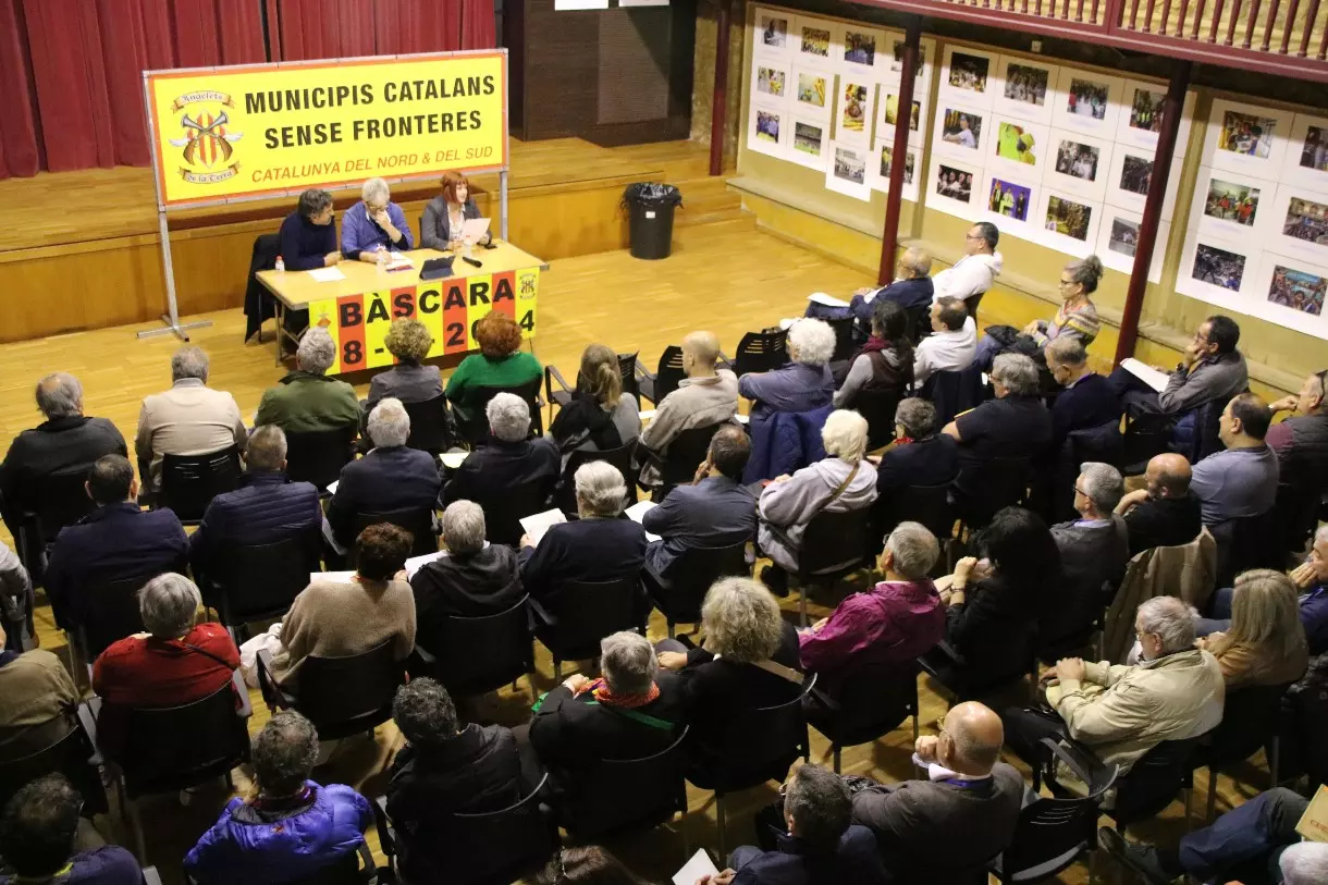 Quaranta pobles del Principat i la Catalunya Nord teixeixen vincles a Bàscara en la trobada de municipis sense fronteres