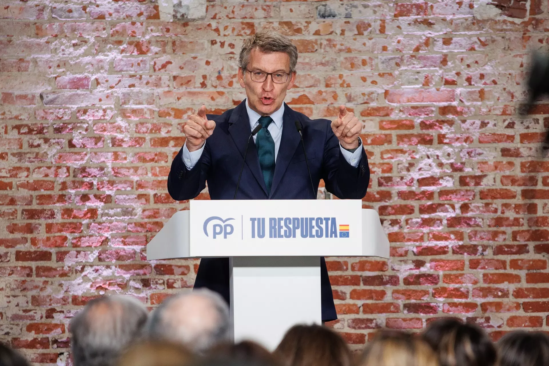 El líder del PP, Alberto Núñez Feijóo, interviene durante la presentación de los ejes del programa electoral para los comicios europeos, este lunes. — Alejandro Martínez Vélez / Europa Press