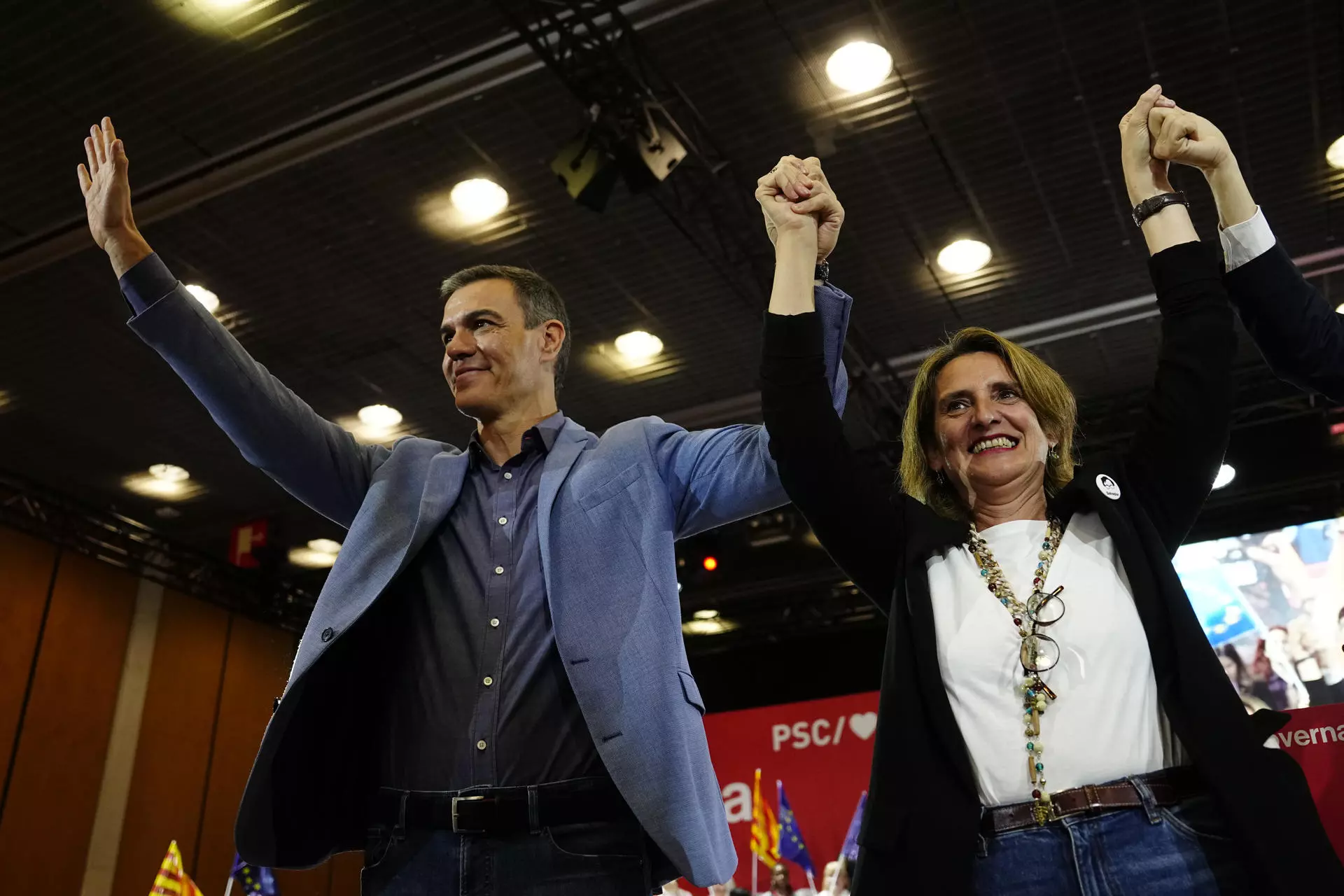 El presidente del Gobierno, Pedro Sánchez, y la candidata del PSOE al Parlamento Europeo, Teresa Ribera, saludan a los simpatizantes durante un nuevo acto político en Barcelona. — Enric Fontcuberta / EFE