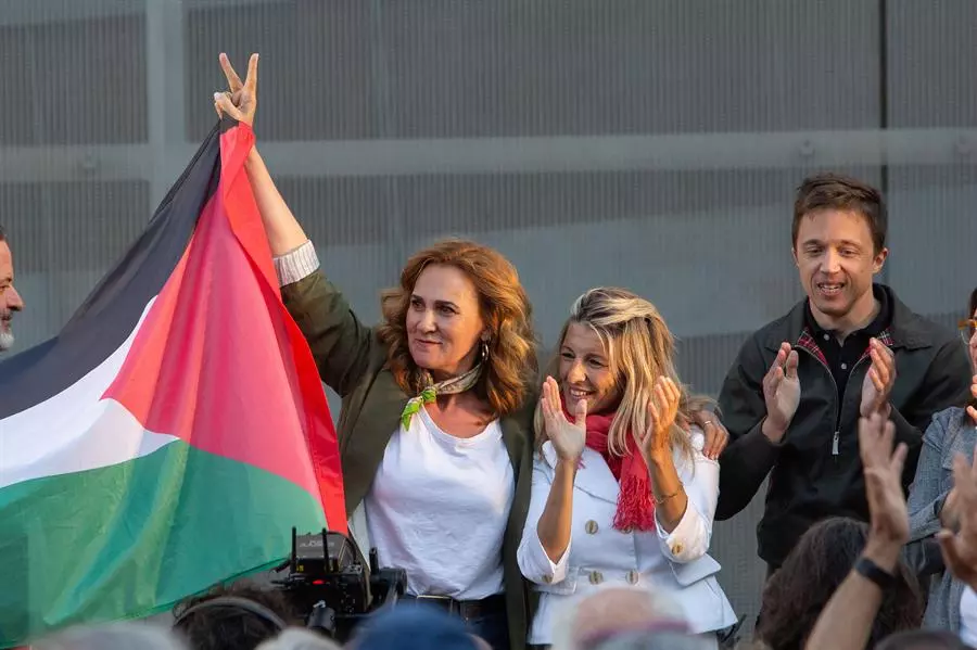 La candidata a las europeas y la líder de Sumar, Estrella Galán y Yolanda Díaz, durante un acto en Jerez de la Frontera (Cádiz). — Roman Ríos / EFE