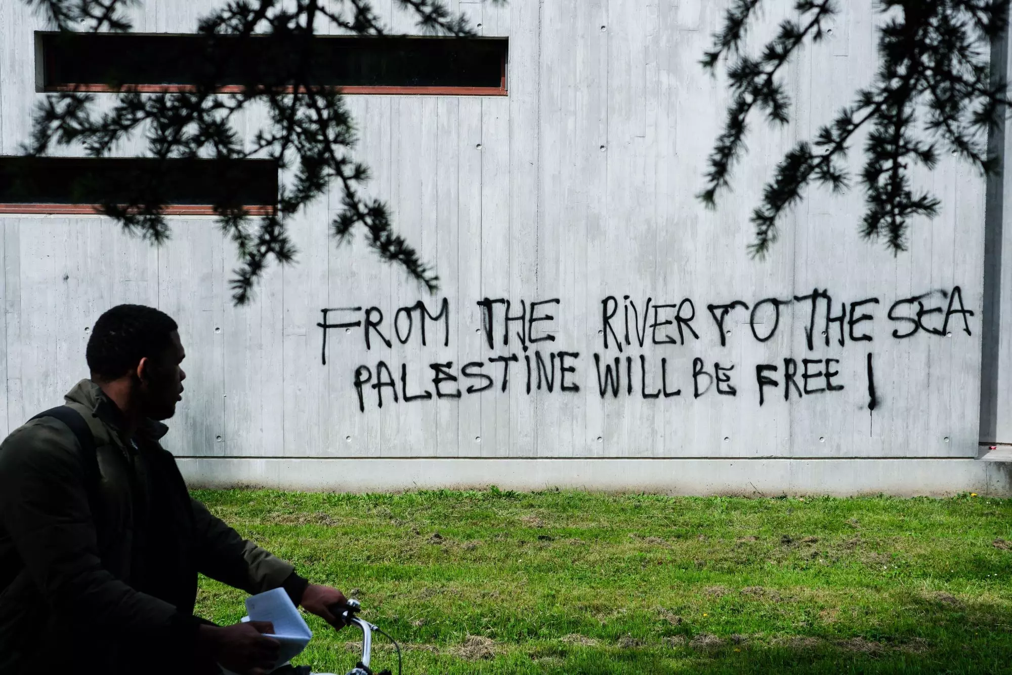 Un ciudadano francés frente a una pintada que dice: "Desde el río hasta el mar, Palestina vencerá", a 30 de abril de 2024. — Benoit Pavan / Hans Lucas / AFP