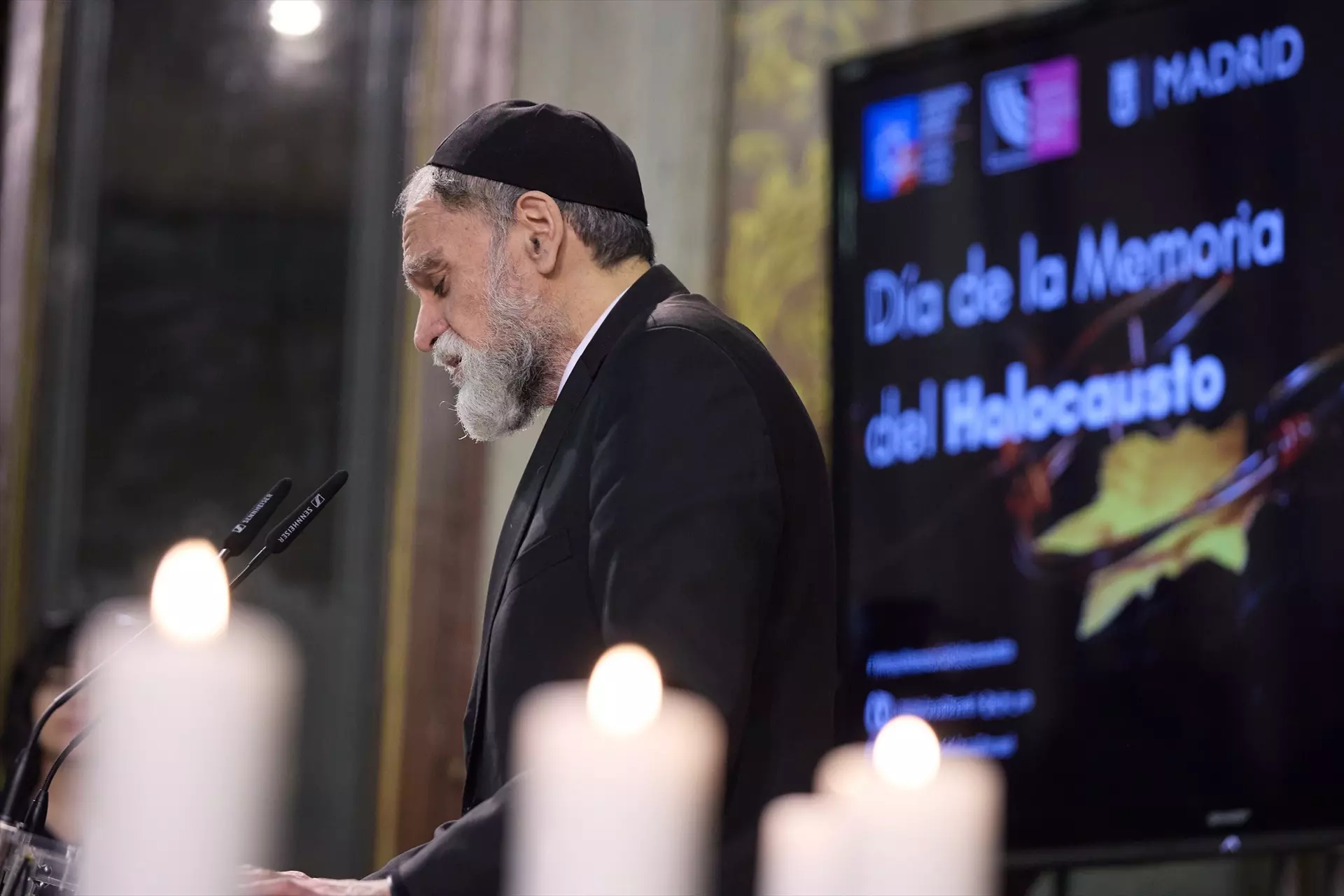 El rabino de la Comunidad Judía de Madrid, Moisés Bendahan, interviene en el acto institucional en conmemoración del Día Internacional en Memoria de las Víctimas del Holocausto, en el Patio de Cristales de la Plaza de la Villa, a 26 de enero de 2023. — Jesús Hellín / Europa Press
