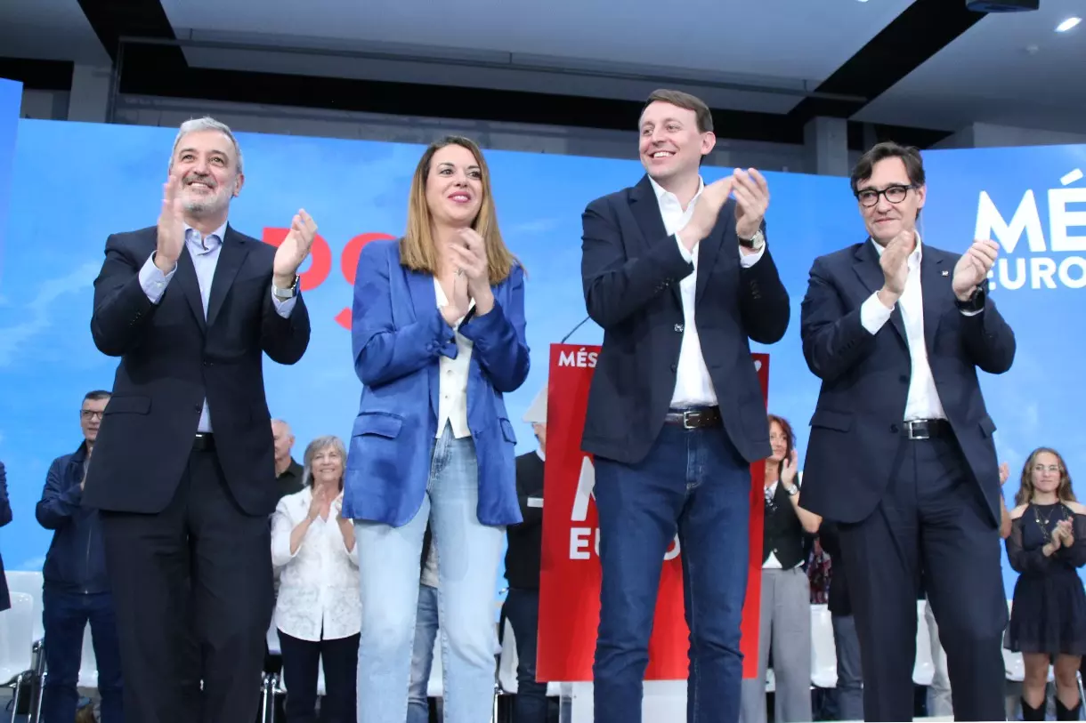 Javi López, candidato del PSC a las europeas, con Salvador Illa, Jaume Collboni y la integrante de la lista Laura Ballarín en el acto de inicio de campaña. — Marta Sierra / ACN