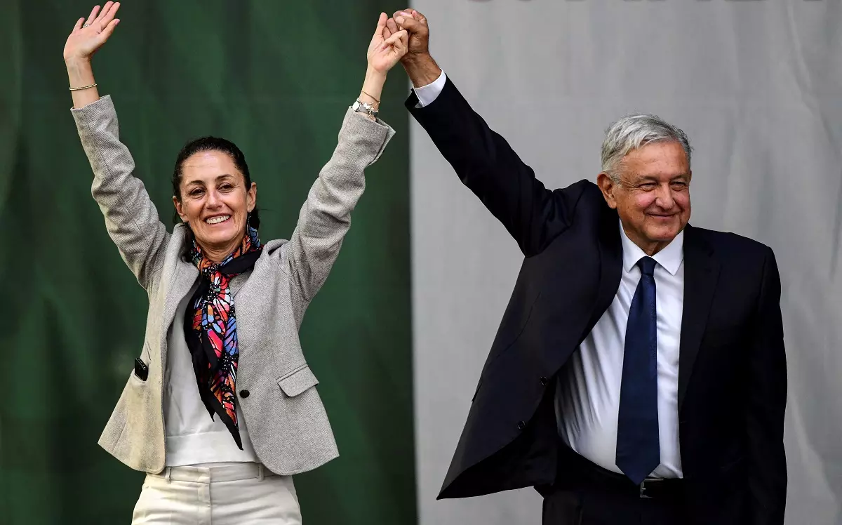 Andrés Manuel López Obrador, junto a Claudia Sheinbaum, la candidata de su partido a las elecciones presidenciales, en una foto de archivo. — AFP