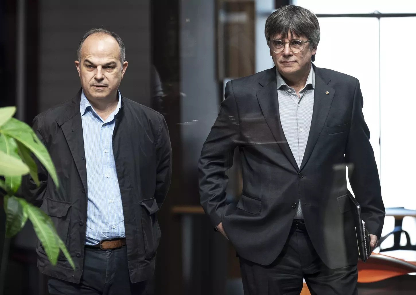 El expresident de la Generalitat, Carles Puigdemont, acompañado por el secretario general de Junts, Jordi Turull, en Perpiñán, Francia, a 16 de mayo de 2024. — David Borrat / EFE