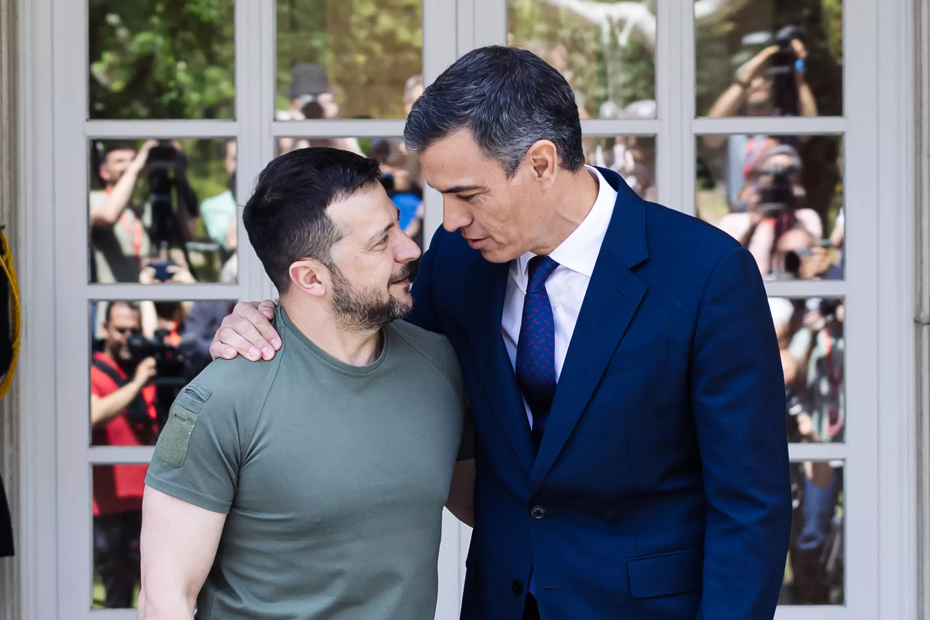 Pedro Sánchez y Volodimir Zelenski, durante su encuentro en La Moncloa la mañana de este lunes, 27 de mayo. — Carlos Luján / Europa Press