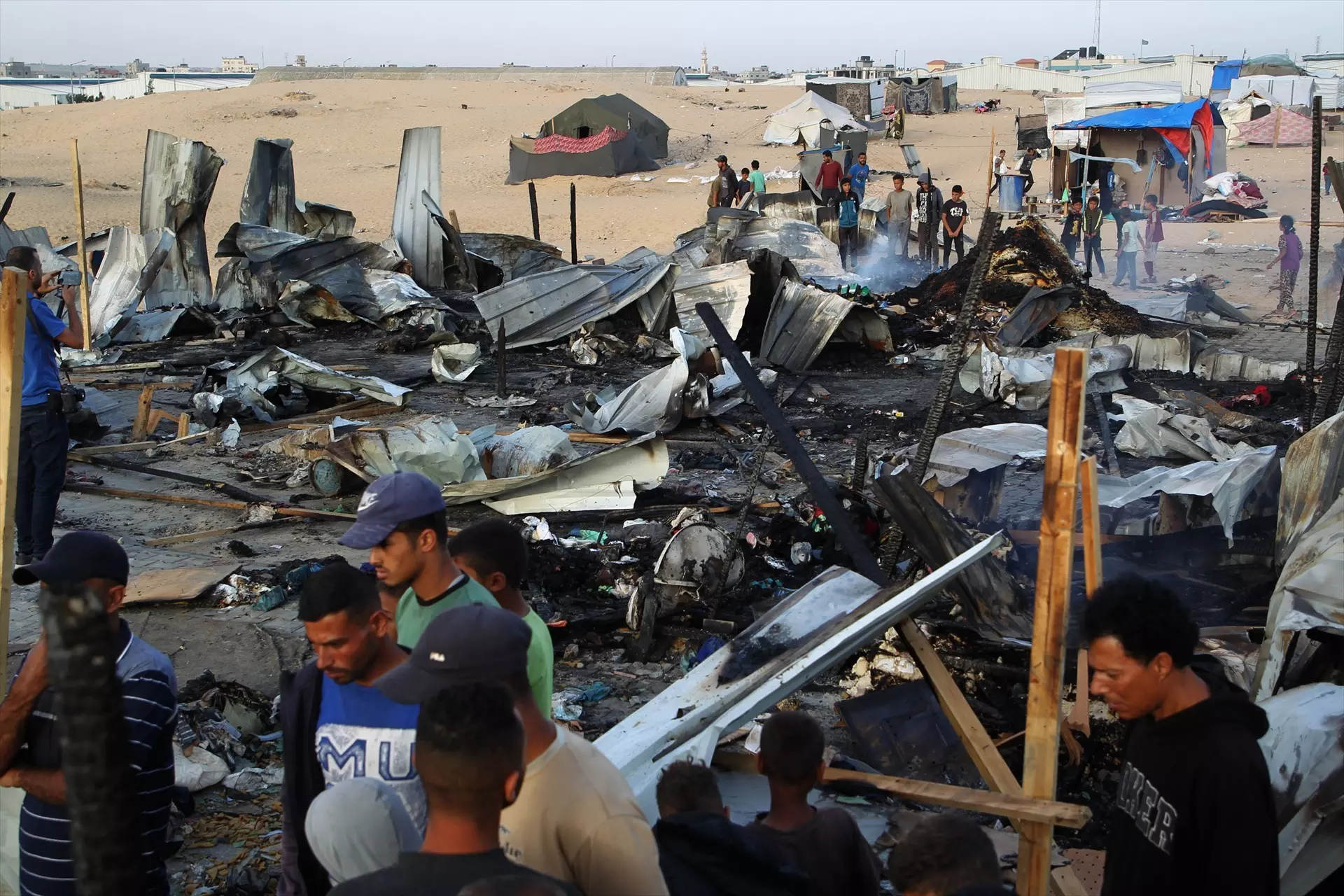 Personas observan el lugar de un ataque israelí contra un campamento para desplazados en Rafah, en el sur de la Franja de Gaza, el 27 de mayo de 2024. — Khaled Omar / Xinhua News / ContactoPhoto / Europa press