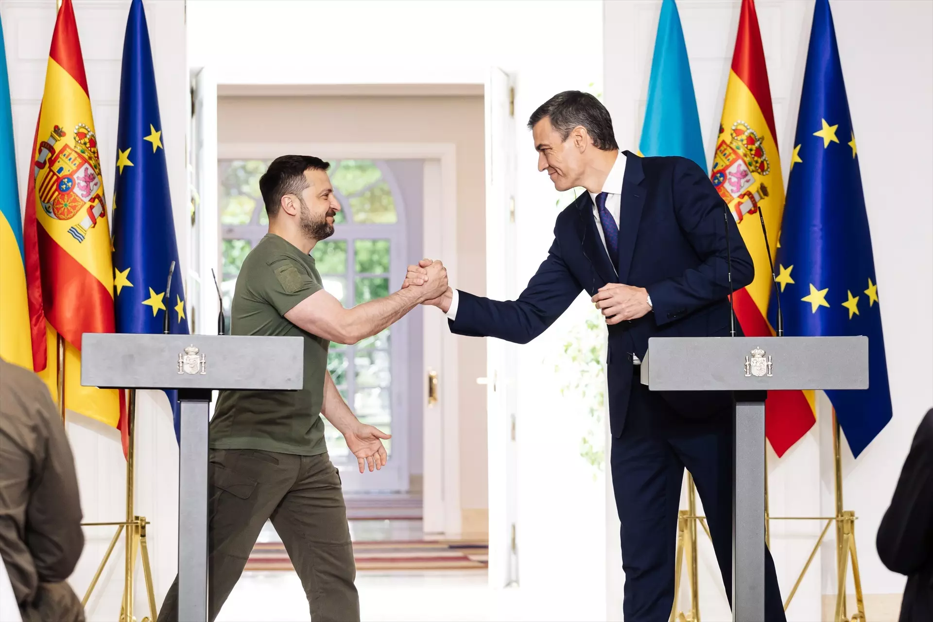 El presidente de Ucrania, Volodimir Zelenski y el presidente del Gobierno, Pedro Sánchez, este lunes. — Carlos Luján / Europa Press