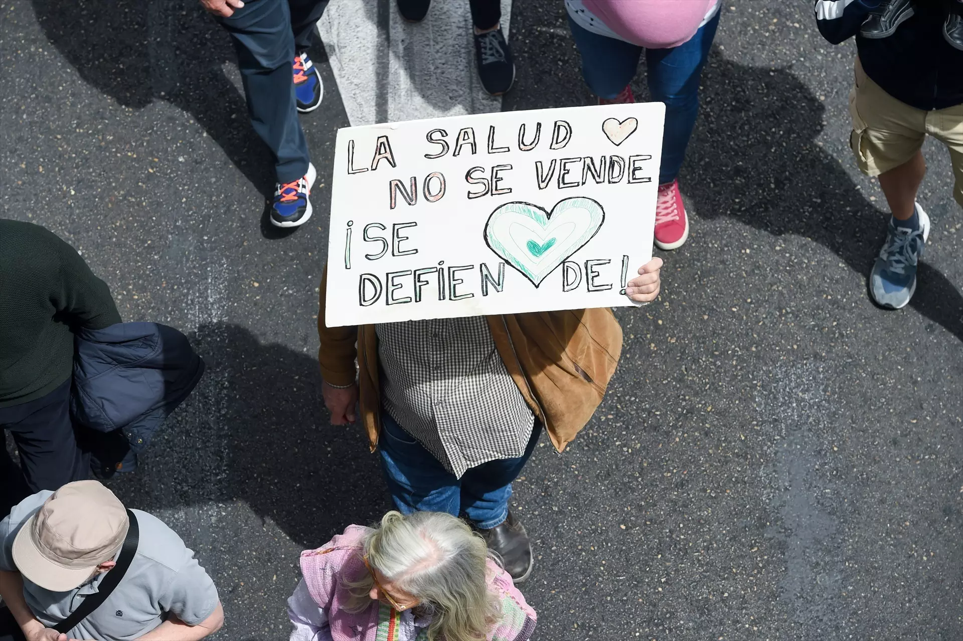 Una persona sujeta un cartel durante una manifestación para defender la sanidad pública, a 19 de mayo de 2024, en Madrid (España). — Gustavo Valiente / Europa Press