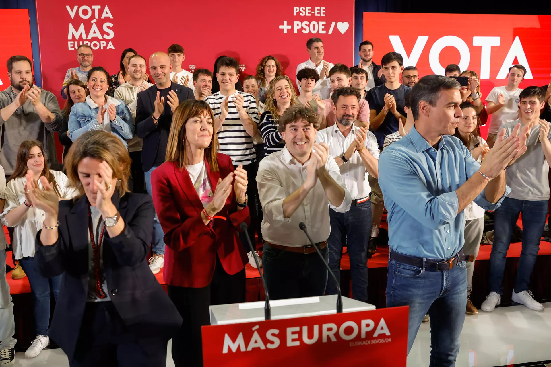 El presidente del Gobierno, Pedro Sánchez (d), la cabeza de lista del PSOE a las elecciones europeas, Teresa Ribera (i) y el candidato socialista a lehendakari en las últimas elecciones, Eneko Andueza (2d), durante un acto de campaña de cara a las elecciones europeas, este jueves en Barakaldo. — Miguel Toña / EFE