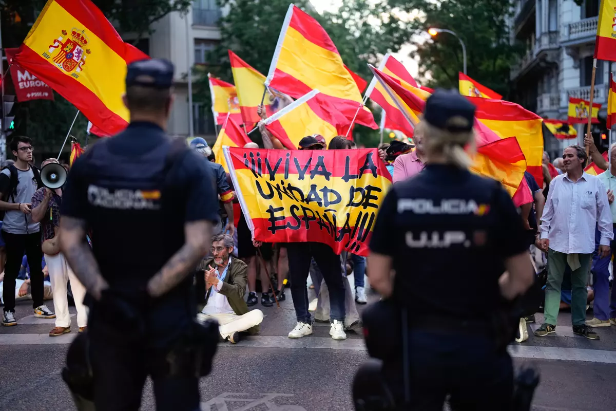 Un momento de la manifestación en contra de la ley de amnistía celebrada este jueves en las inmediaciones de la sede nacional del PSOE, en la calle Ferraz de Madrid. — Borja Sánchez-Trillo / EFE