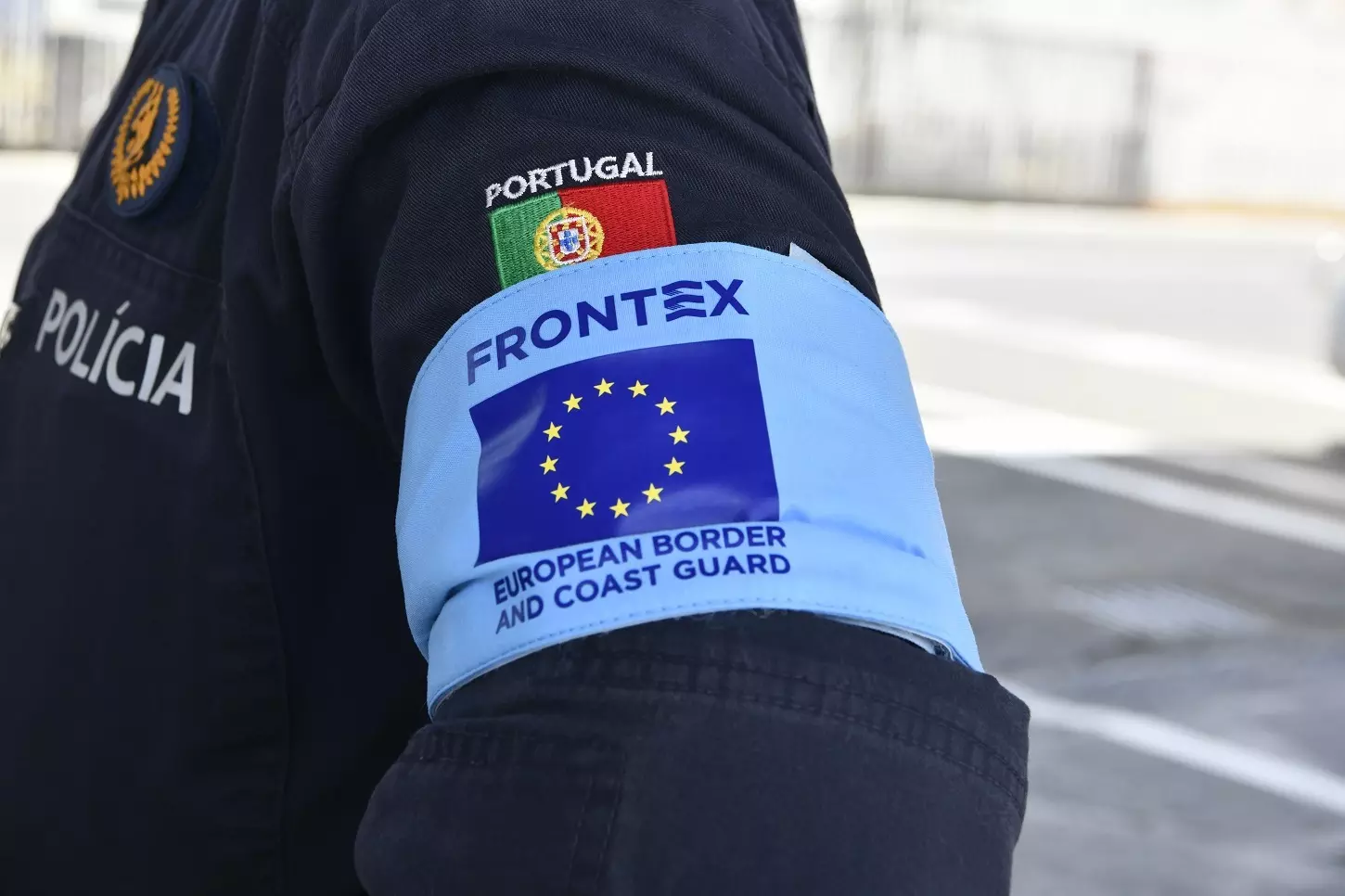 Plano del brazo de un policía de FRONTEX, en un acto en Ceuta, en una imagen de archivo. — Antonio Sempere / Europa Press