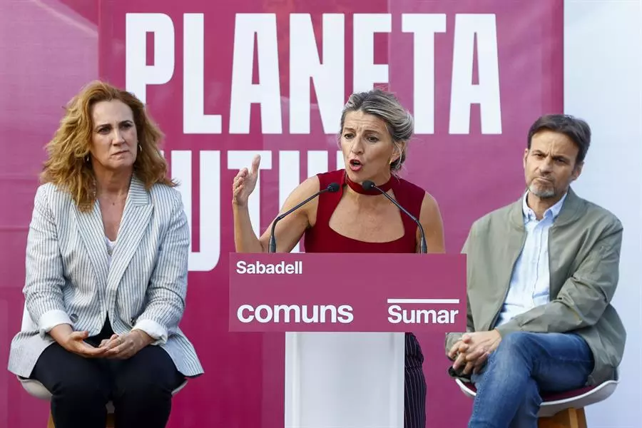 La líder de Sumar, Yolanda Díaz, junto a los candidatos de Sumar a las europeas, Estrella Galán y Jaume Asens, durante un mitin de campaña en Sabadell. — Quique García / EFE