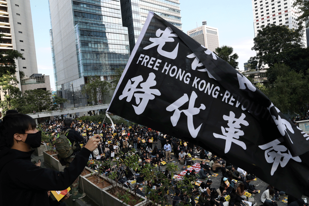 Un manifestante antigubernamental sostiene una bandera en una concentración  en el Jardín Chater en Hong Kong. REUTERS / Leah Millis