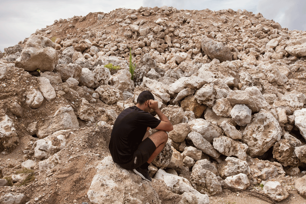 Los refugiados de Narau tienen prohibido hablar con periodistas. Este esconde su rostro tras una pequeña entrevista con Amnistía para su investigación. AI