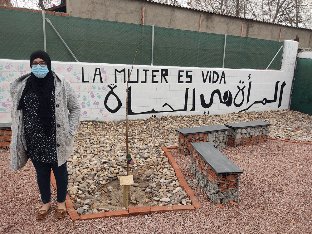 Fátima El Imlahi posa para Público delante de un mural que reza “La mujer es vida” Fátima El Imlahi posa para Público delante de un mural que reza “La mujer es vida”