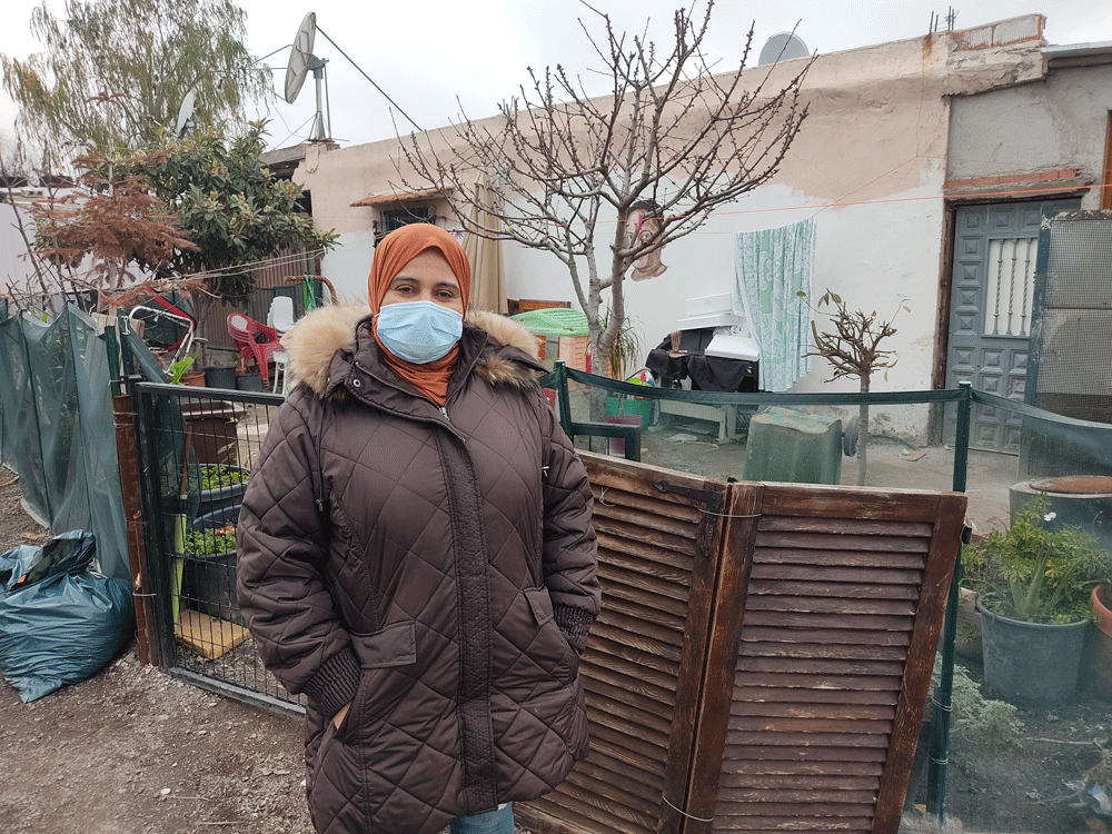 Rahma posa delante de su casa, en el Sector V de la Cañada Real, tras atender a Público. Rahma posa delante de su casa, en el Sector V de la Cañada Real, tras atender a Público.