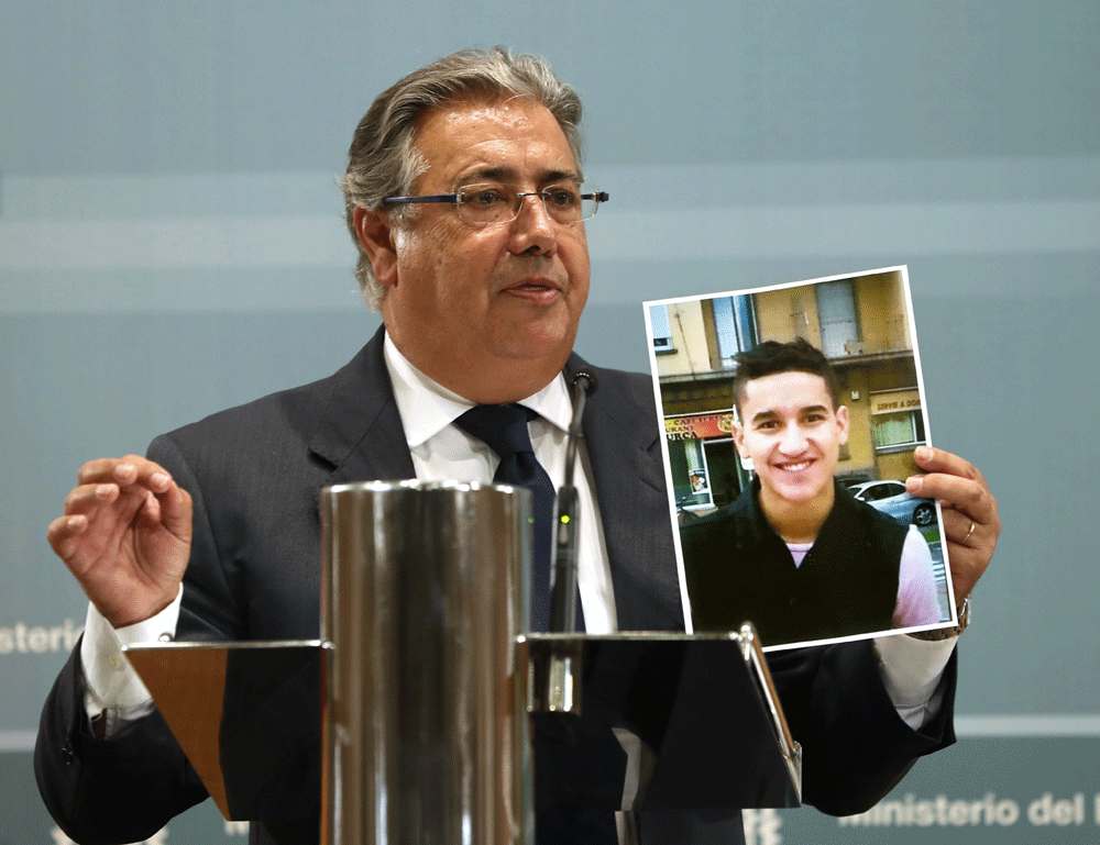 El ministro del Interior, Juan Ignacio Zoido, muestra la foto de Younes Abouyaaqoub, identificado como el conductor que conducía la furgoneta de La Rambla. EFE