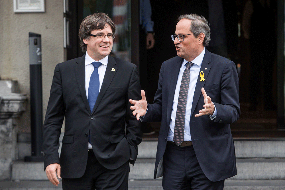 Carles Puigdemont y el presidente de la Generalitat, Quim Torra, llegan para ofrecer unas declaraciones a la prensa tras su reunión en el Martin's Grand Hotel de Waterloo (Bélgica). EFE